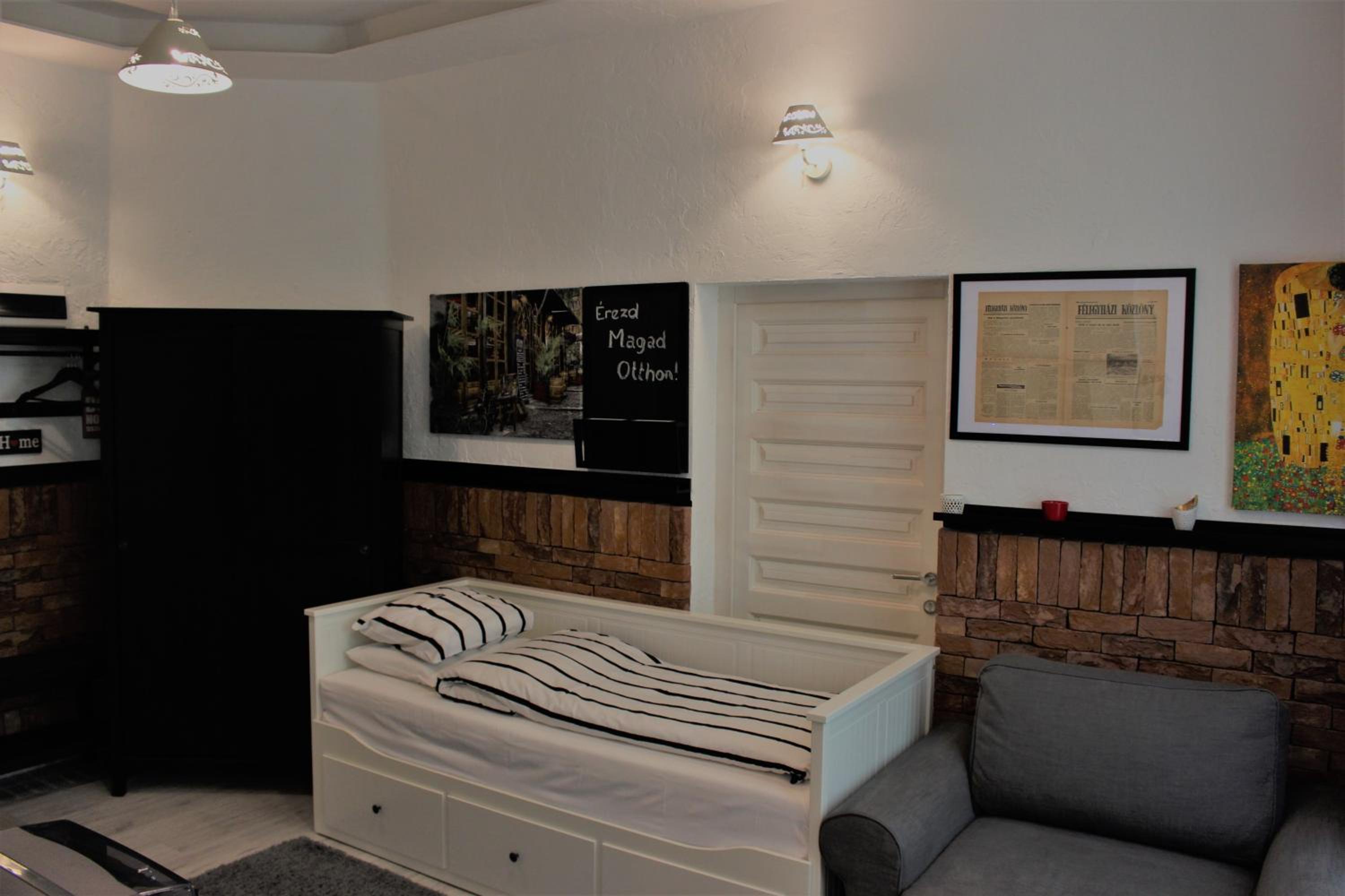 Studio Apartment - Photo 27