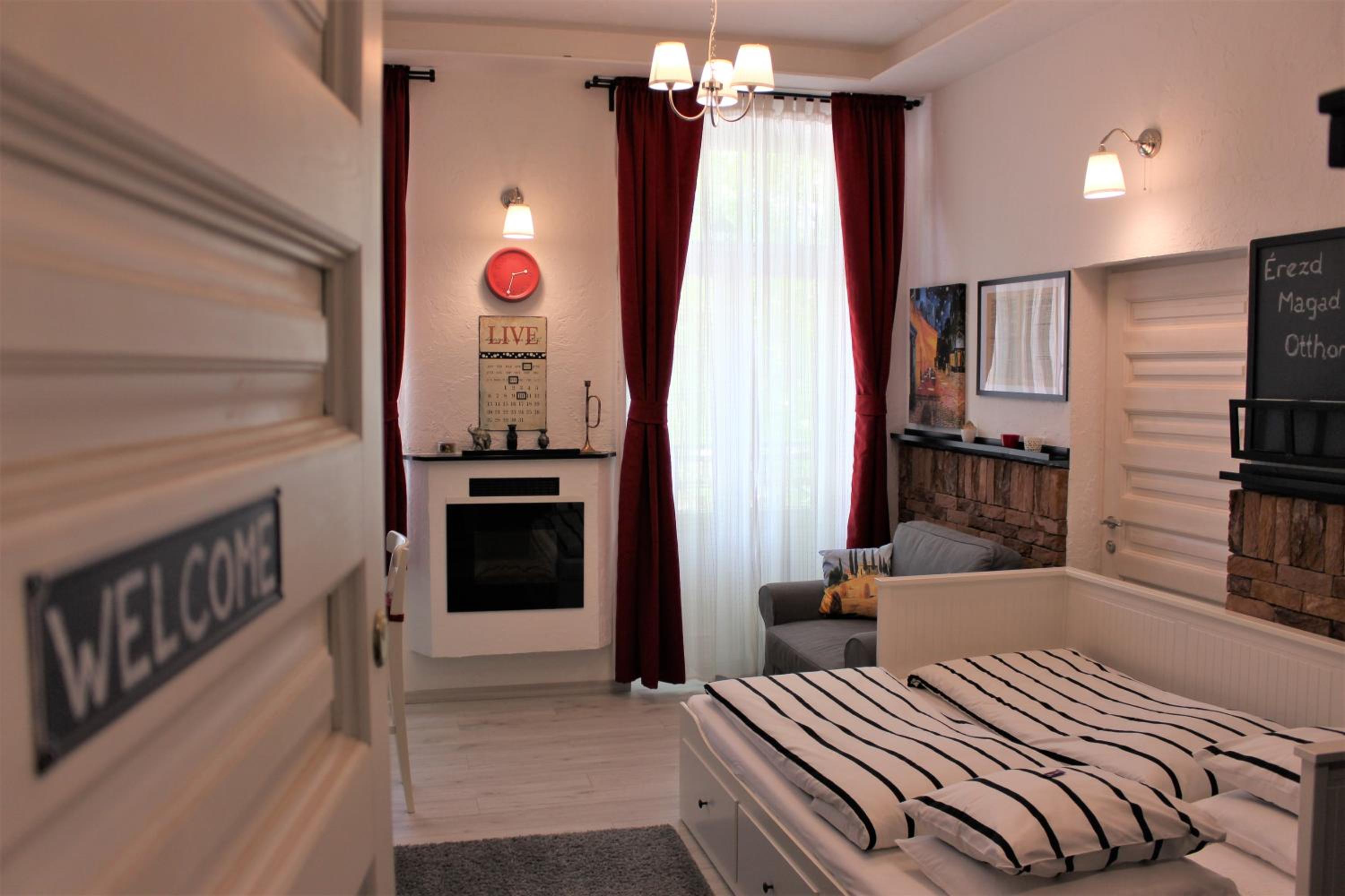 Studio Apartment - Photo 1