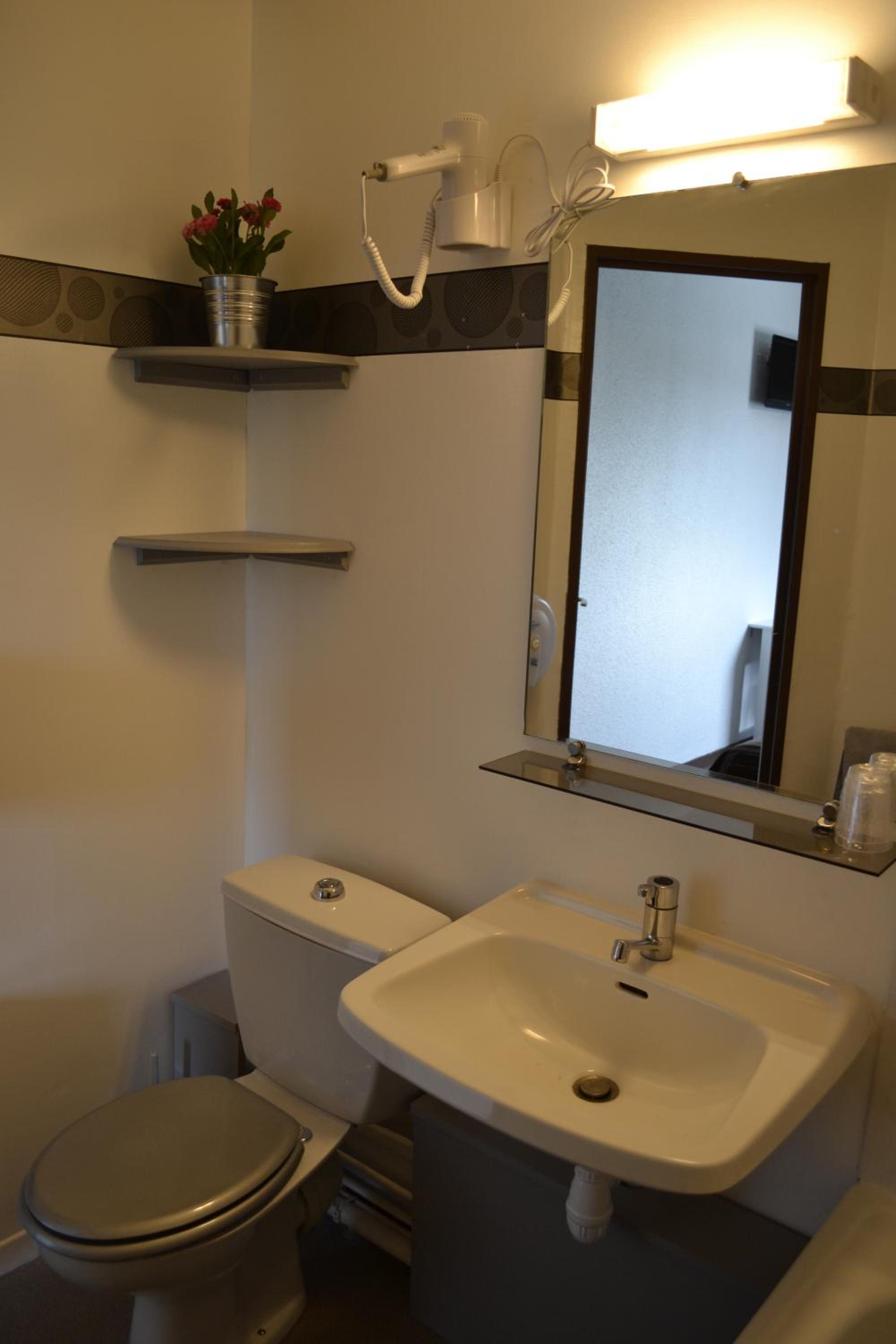 Twin Room - Photo 3