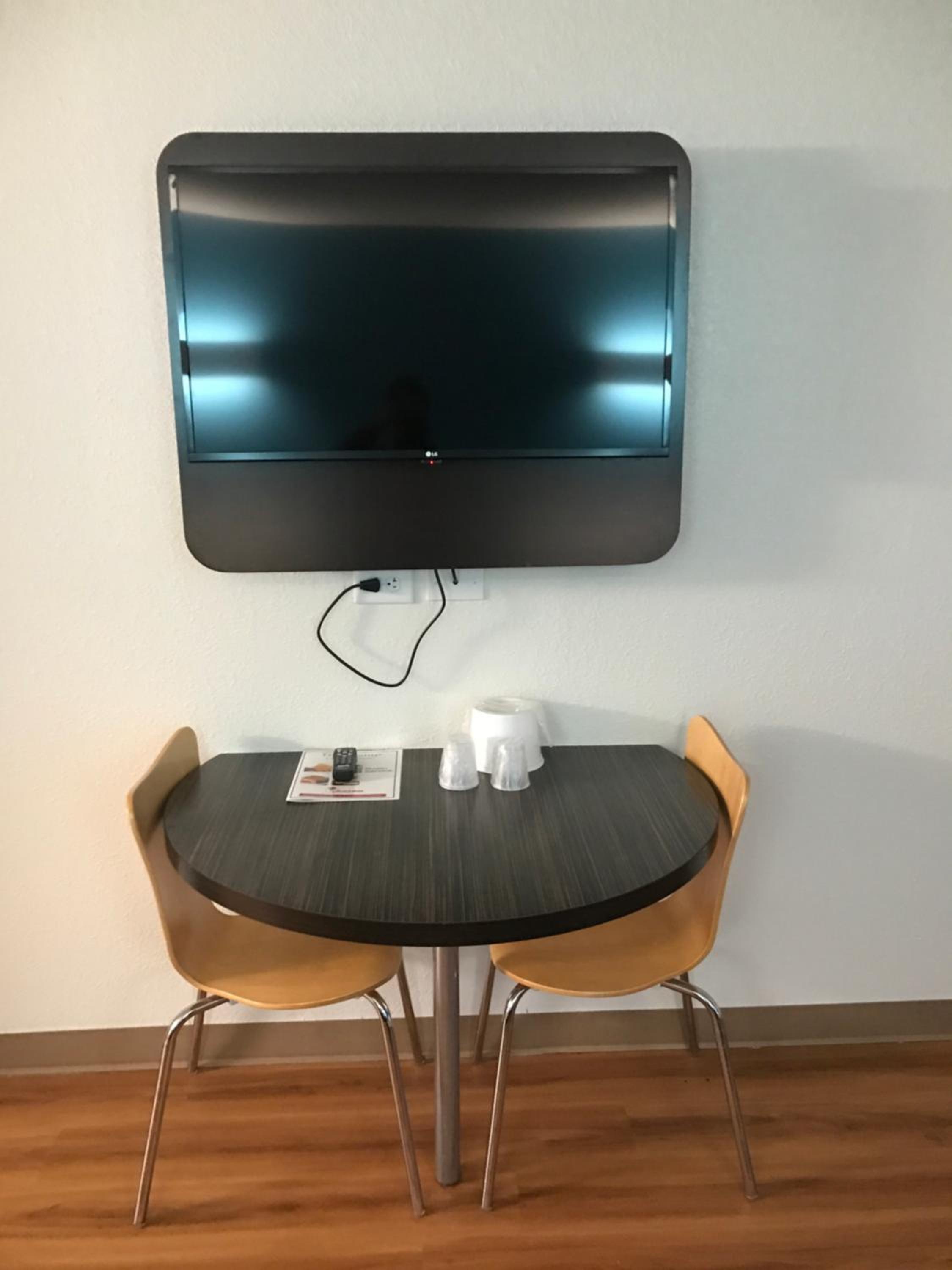 Queen Room - Disability Access - Non-Smoking - Photo 5