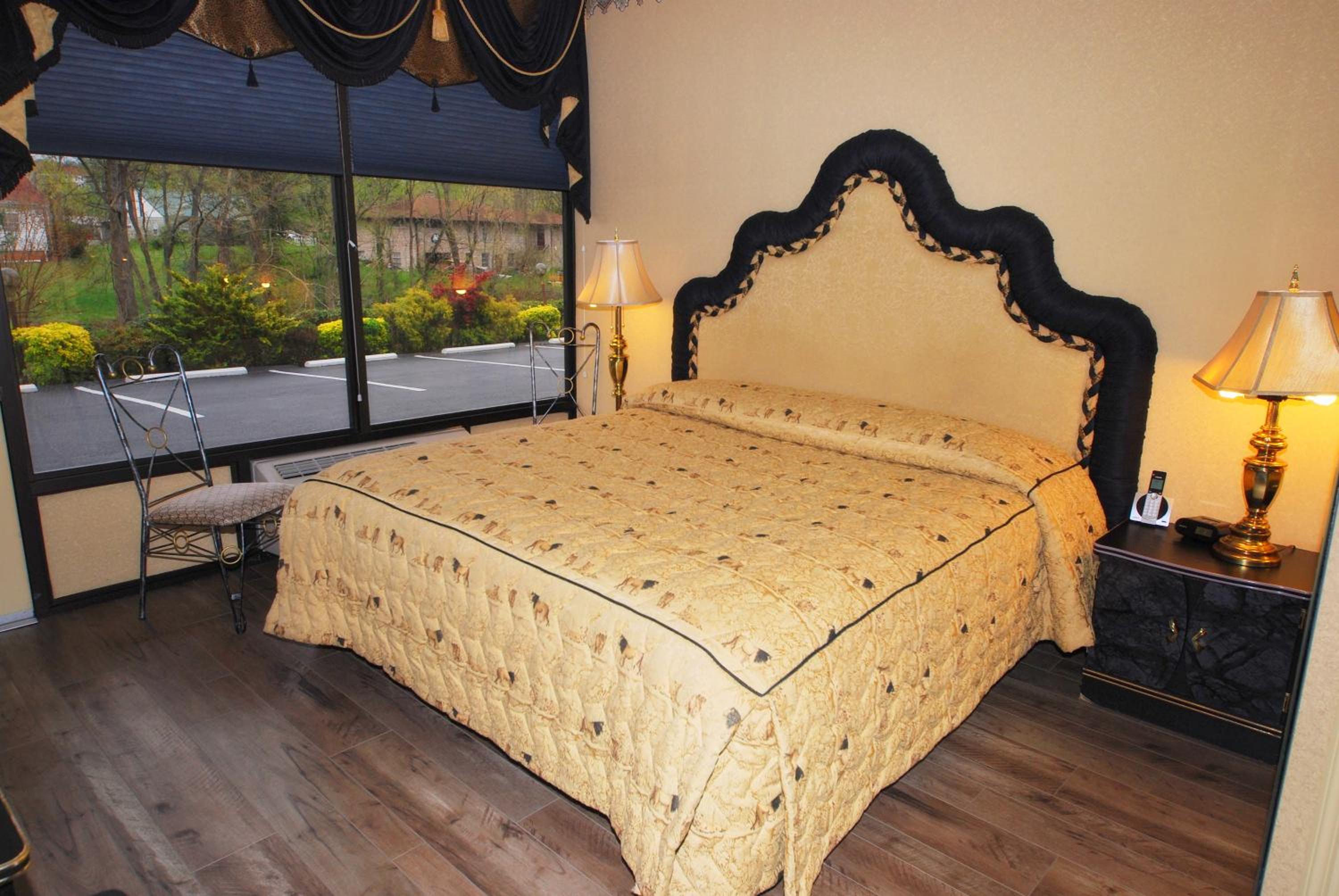 Deluxe King Room with Spa Bath - Ground Floor photo 1