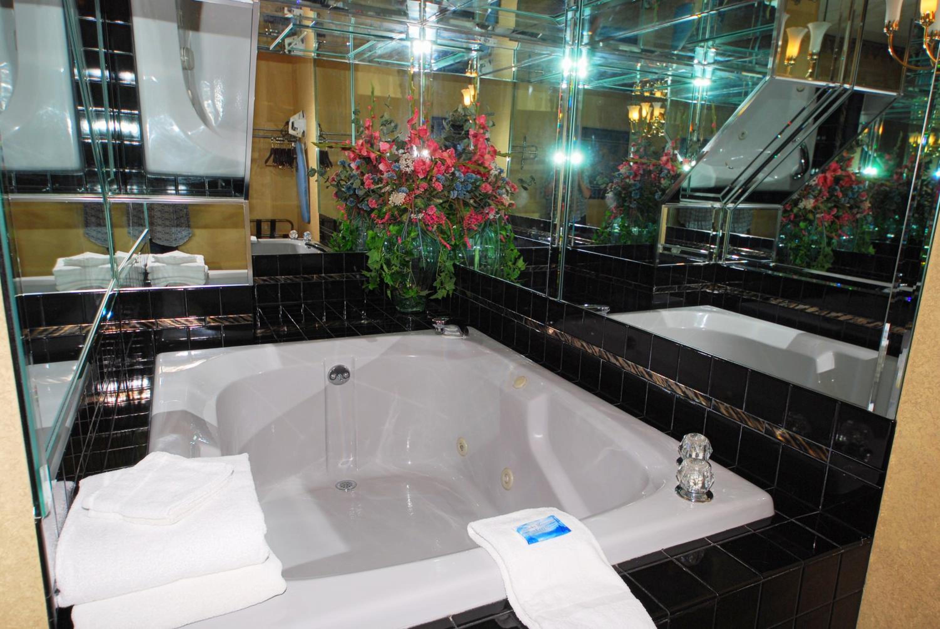 Deluxe King Room with Spa Bath - Ground Floor photo 2
