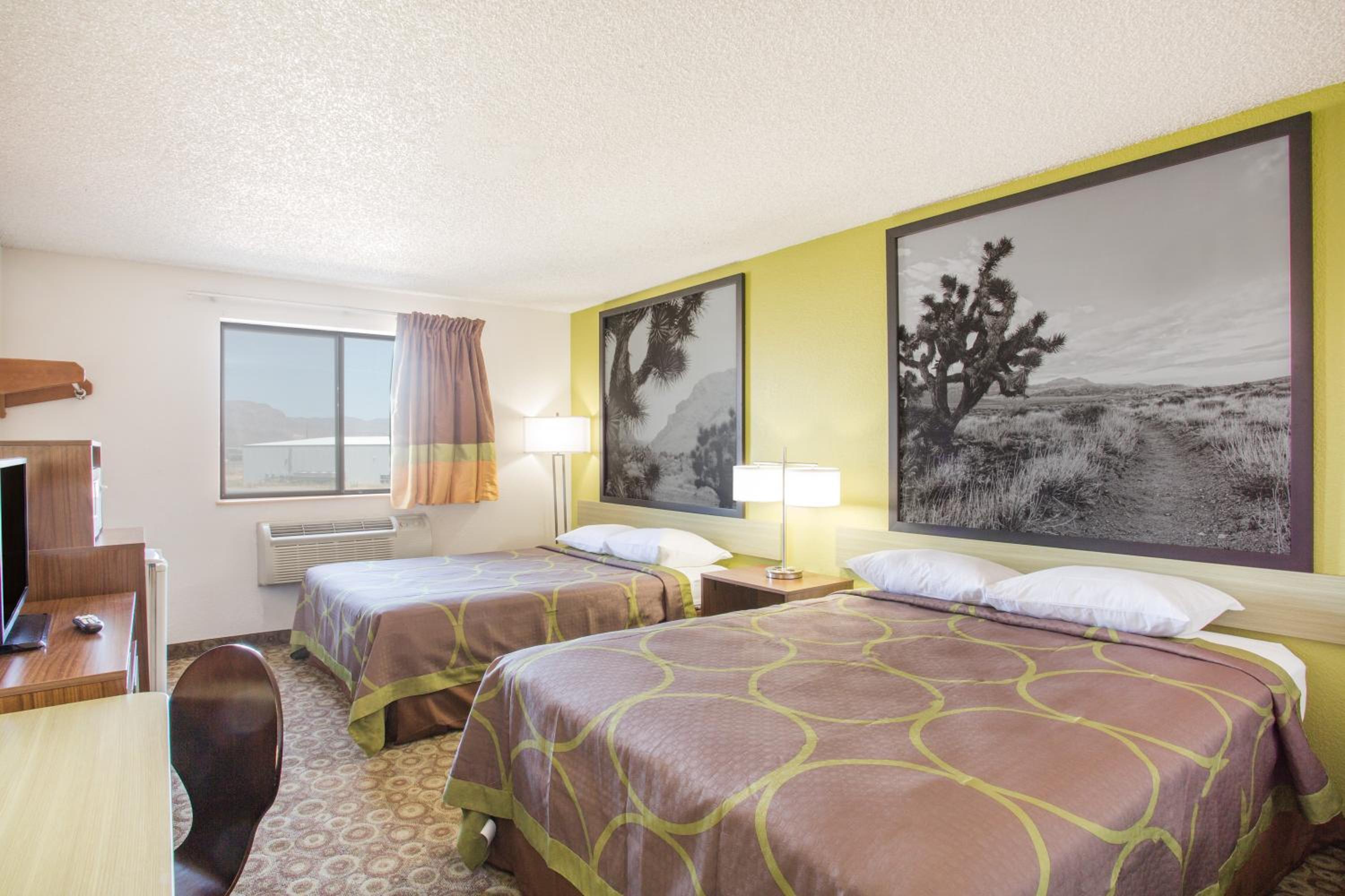 Queen Room with Two Queen Beds - Non-Smoking - Photo 4