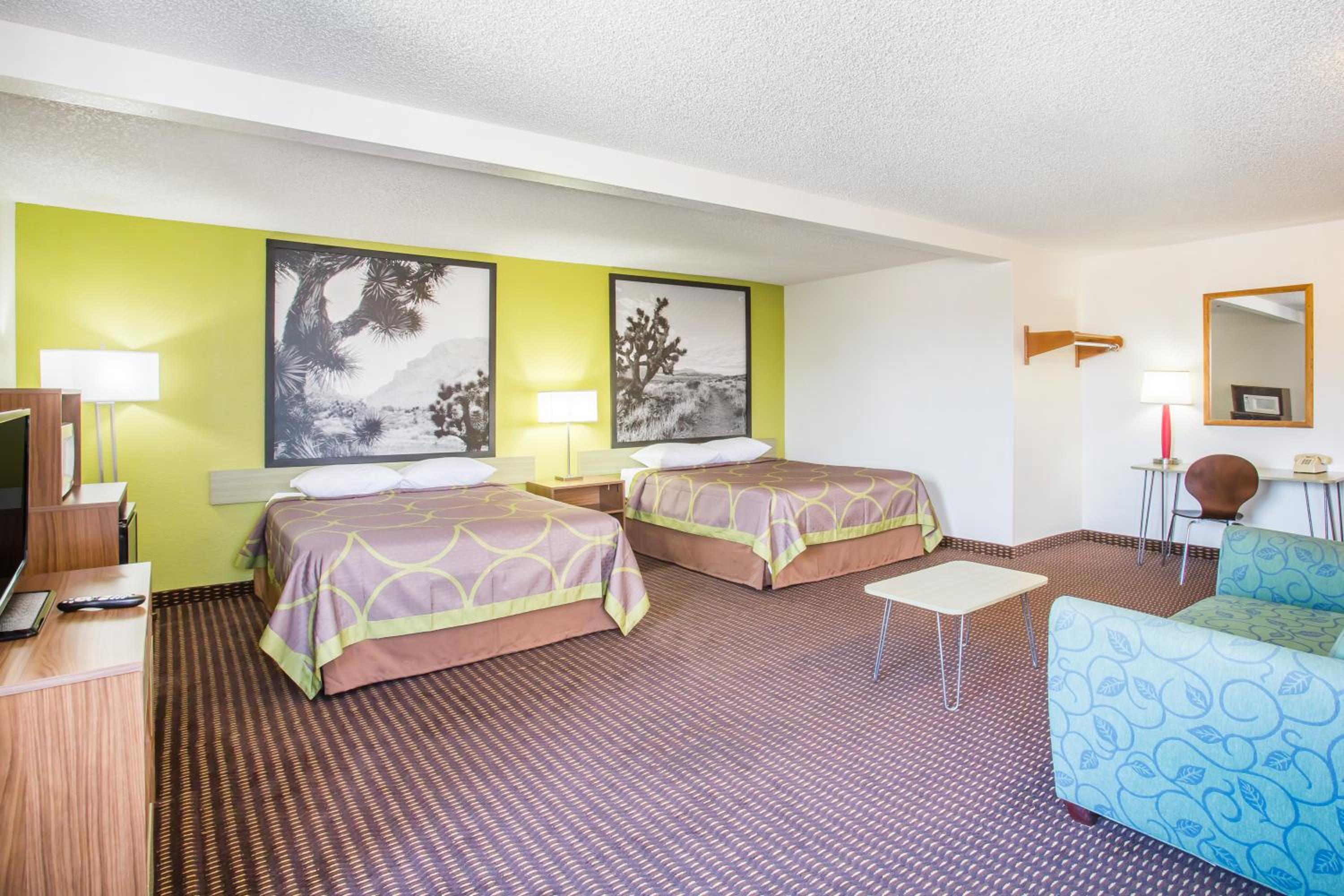 Queen Suite - Non-Smoking - Photo 6