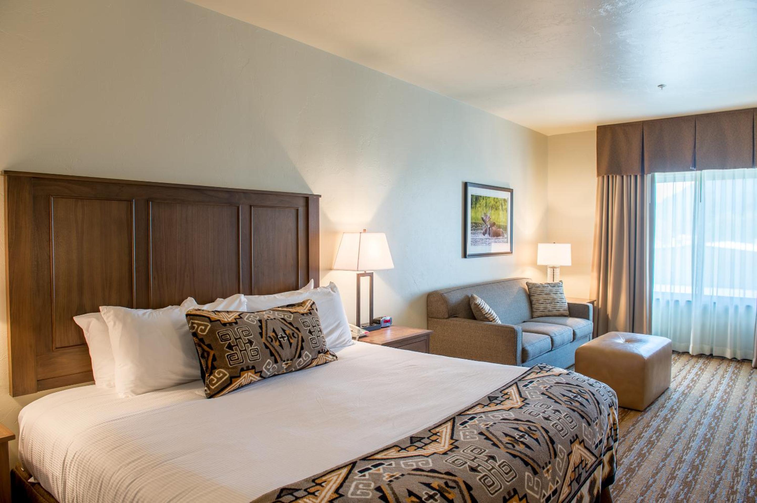 Deluxe King Room with Roll-In Shower - Disability Access photo 2