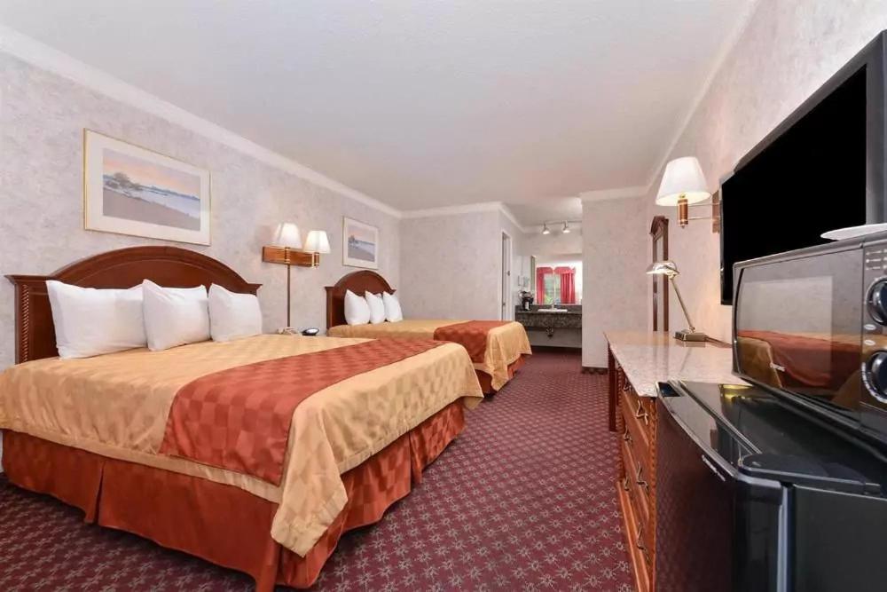 Queen Room with Two Queen Beds - Non-Smoking photo 1