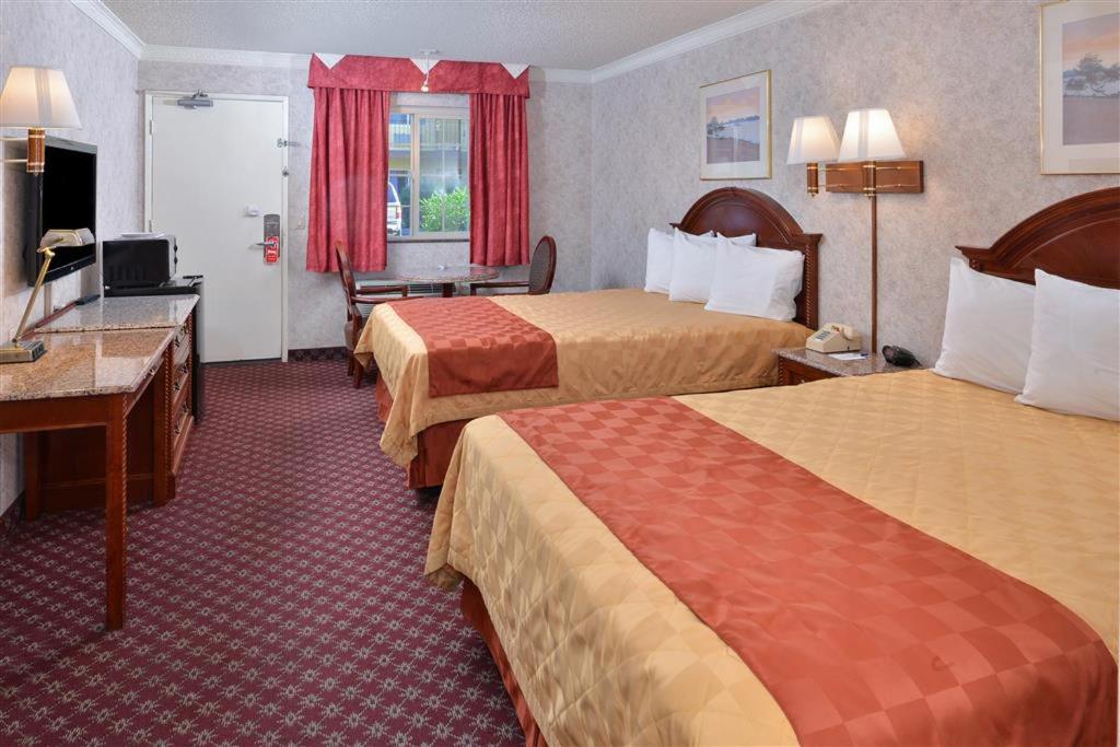 Queen Room with Two Queen Beds - Non-Smoking photo 2