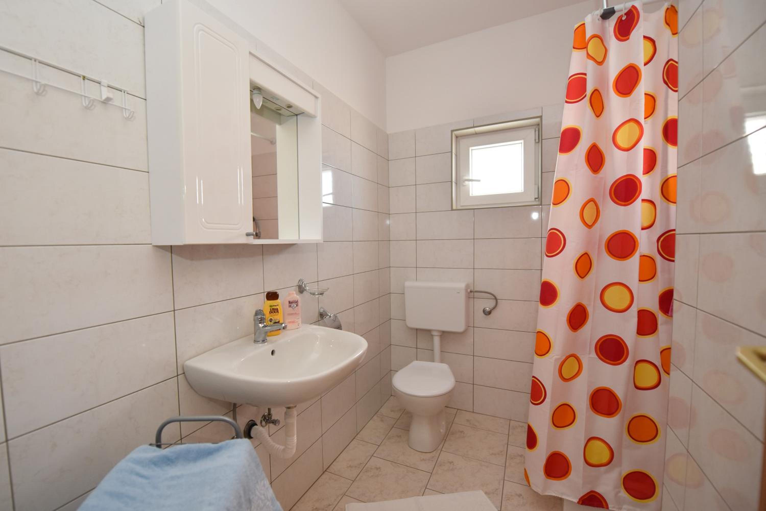 Apartment with Balcony - Photo 5