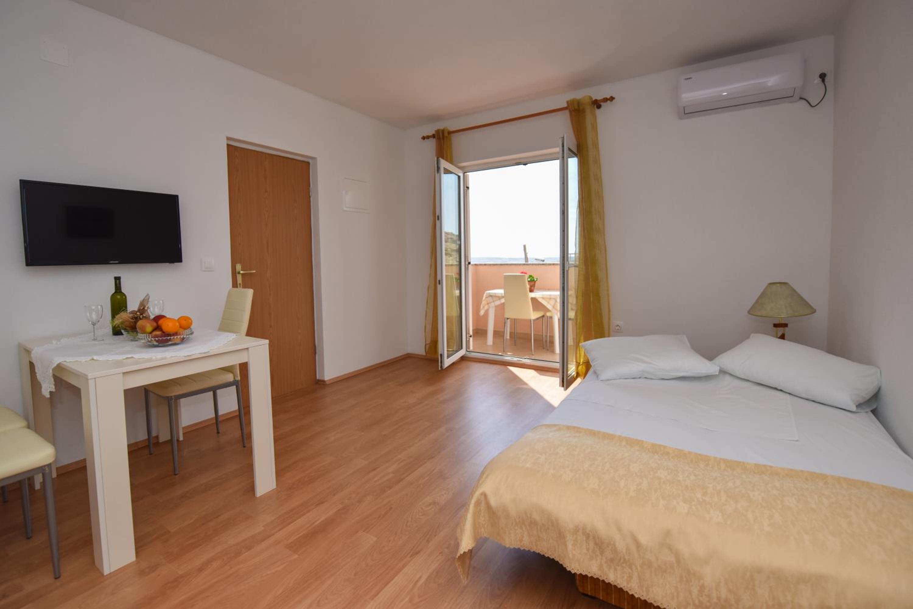 Apartment with Balcony - Photo 15