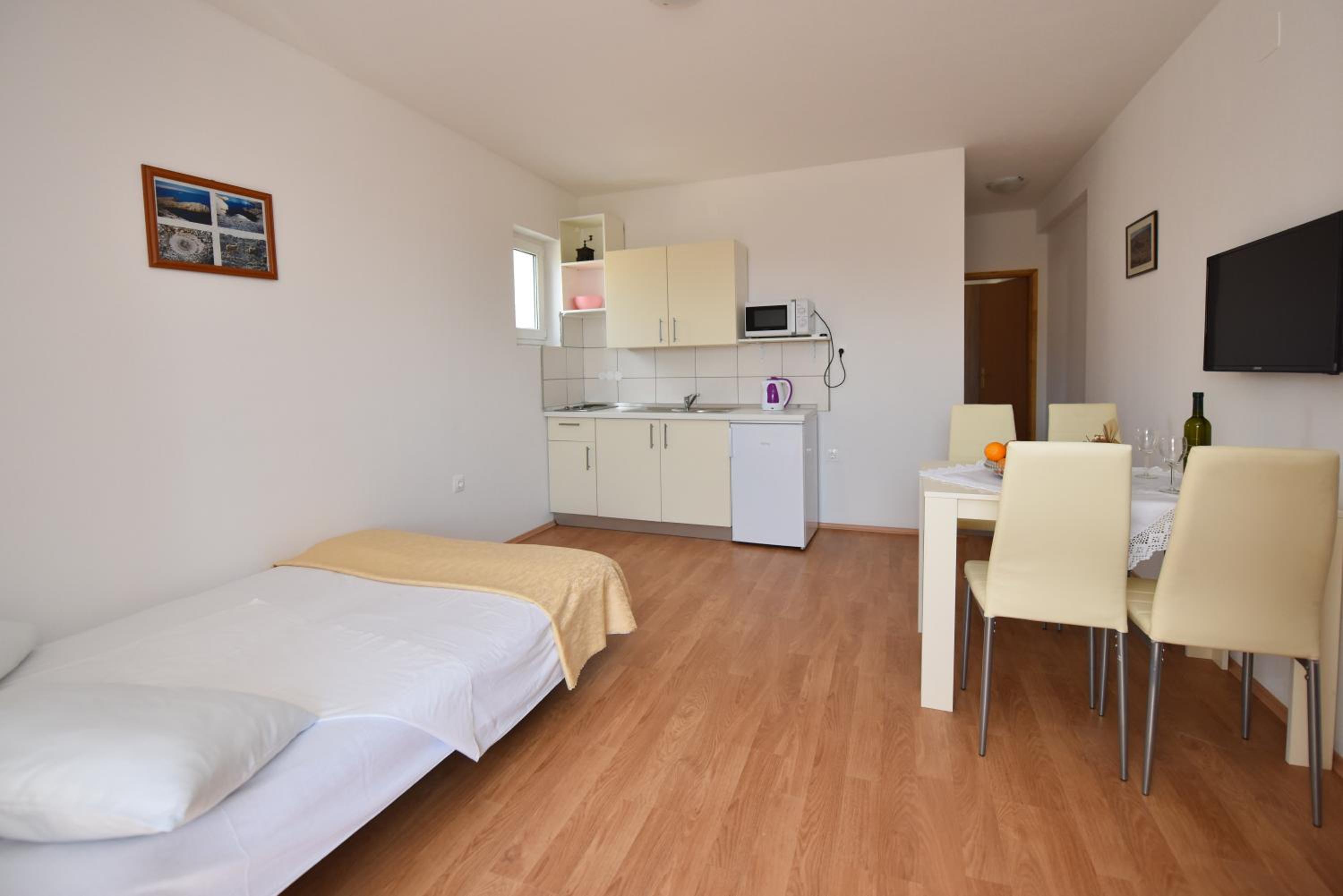 Apartment with Balcony - Photo 8
