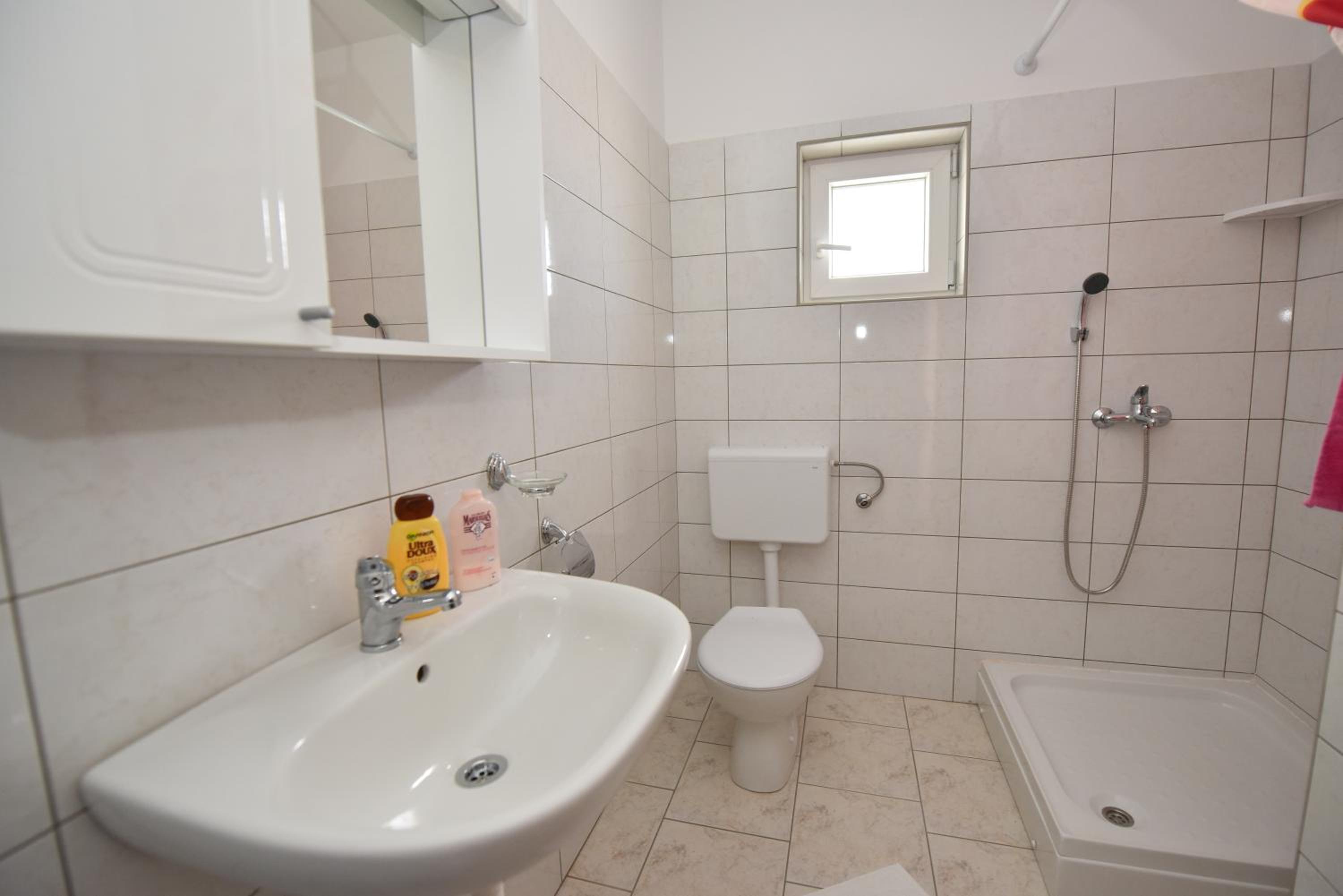 Apartment with Balcony - Photo 6