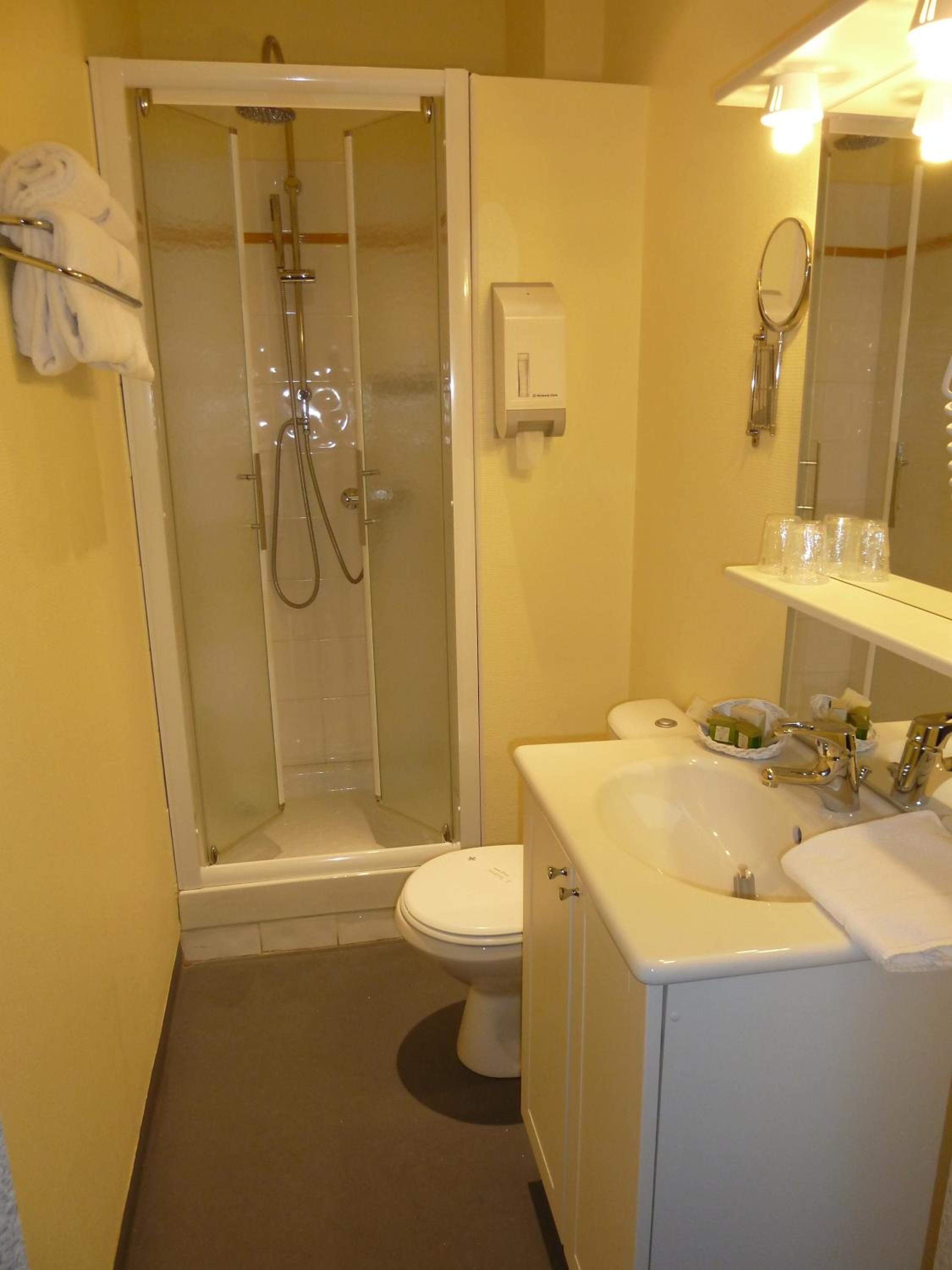 Standard Double Room with Shower - Photo 2