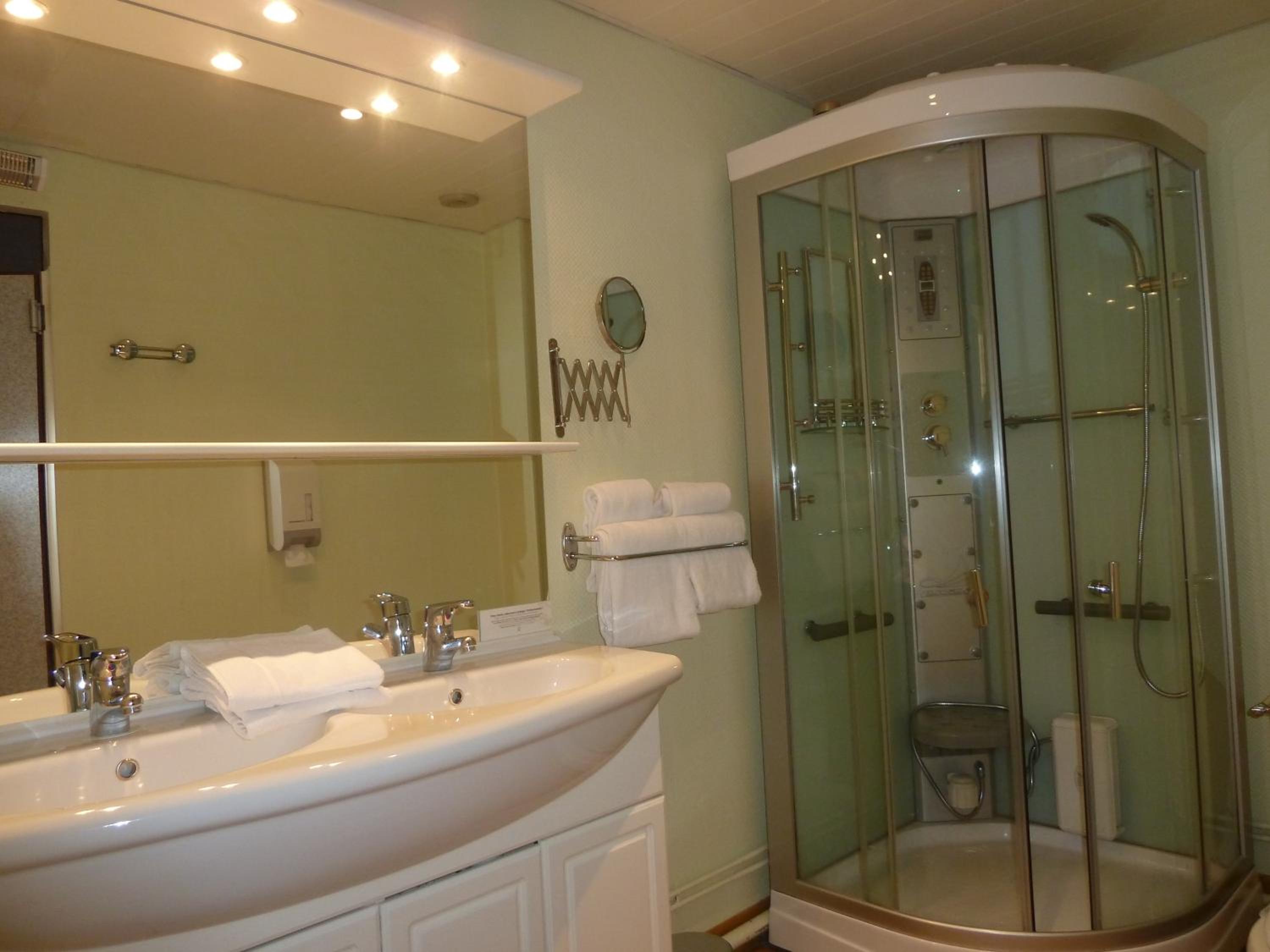 Large Twin Room with shower - Photo 1