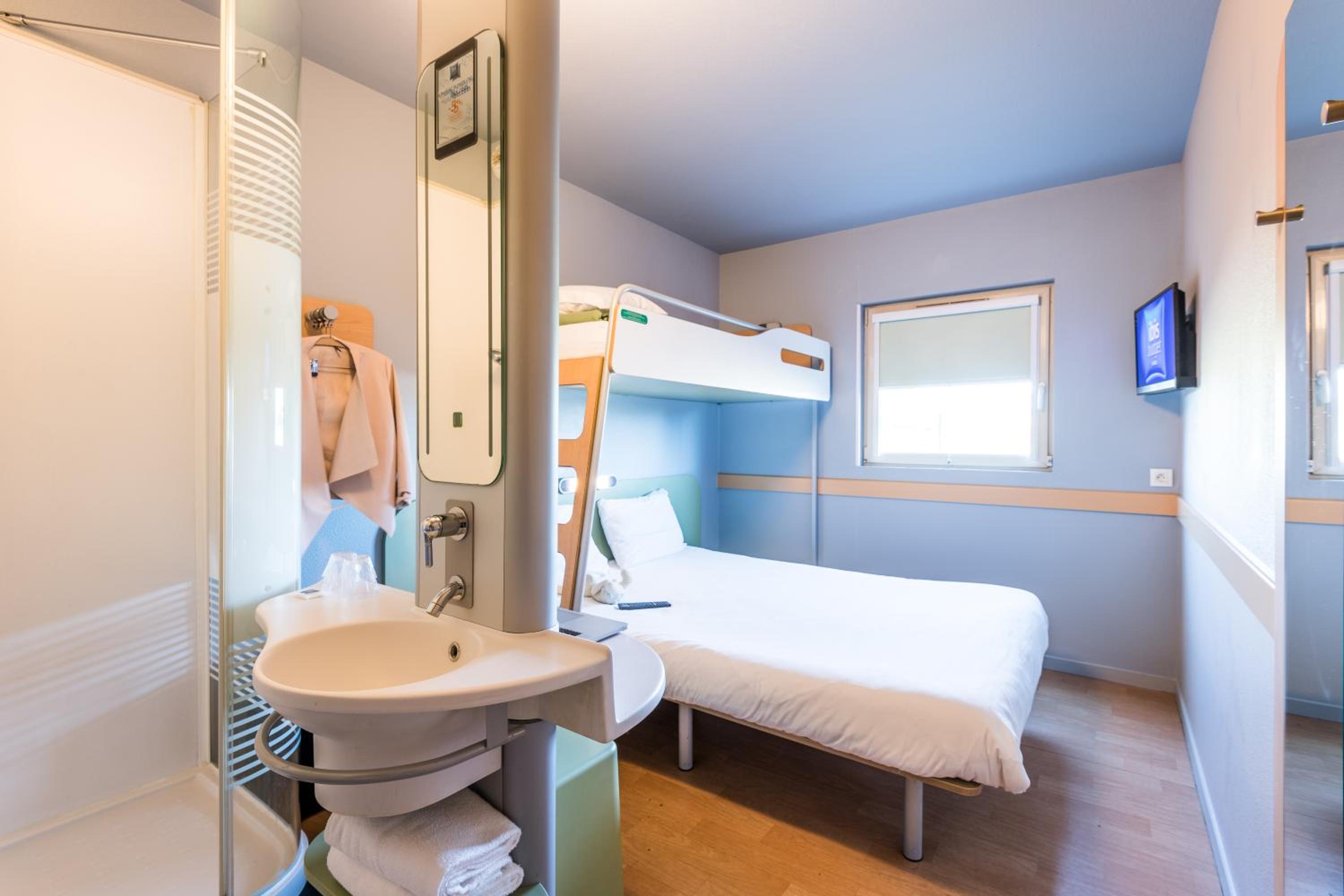 Triple Room with One Double Bed and One Bunk Bed - Photo 3