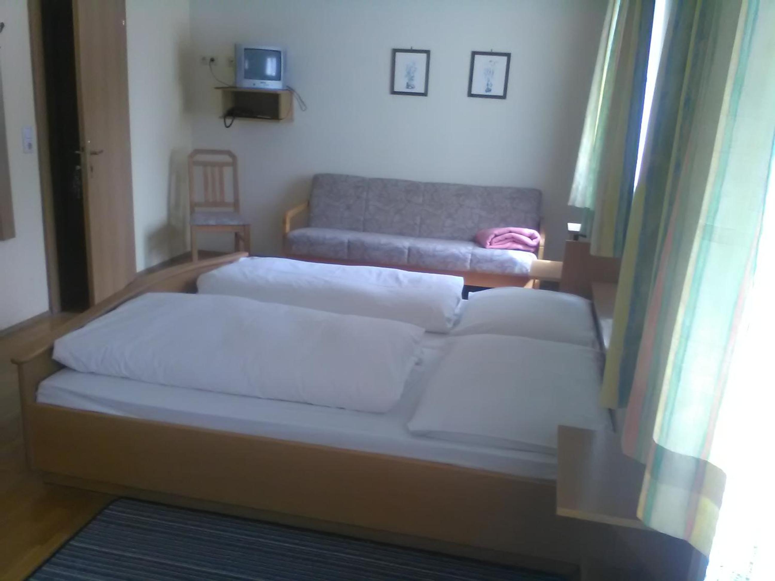 Standard Twin Room - Photo 4