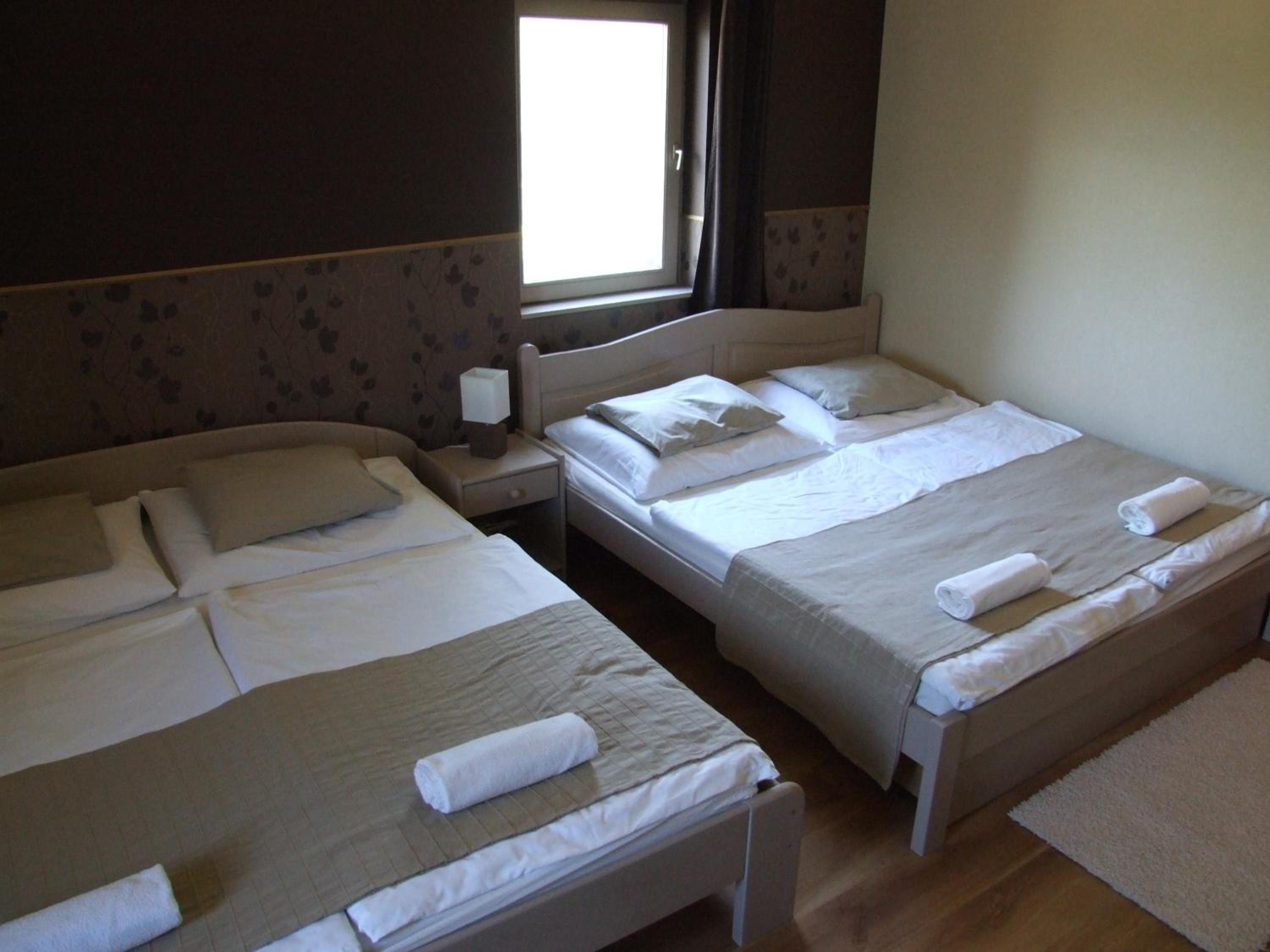Quadruple Room with Bathroom - Photo 1