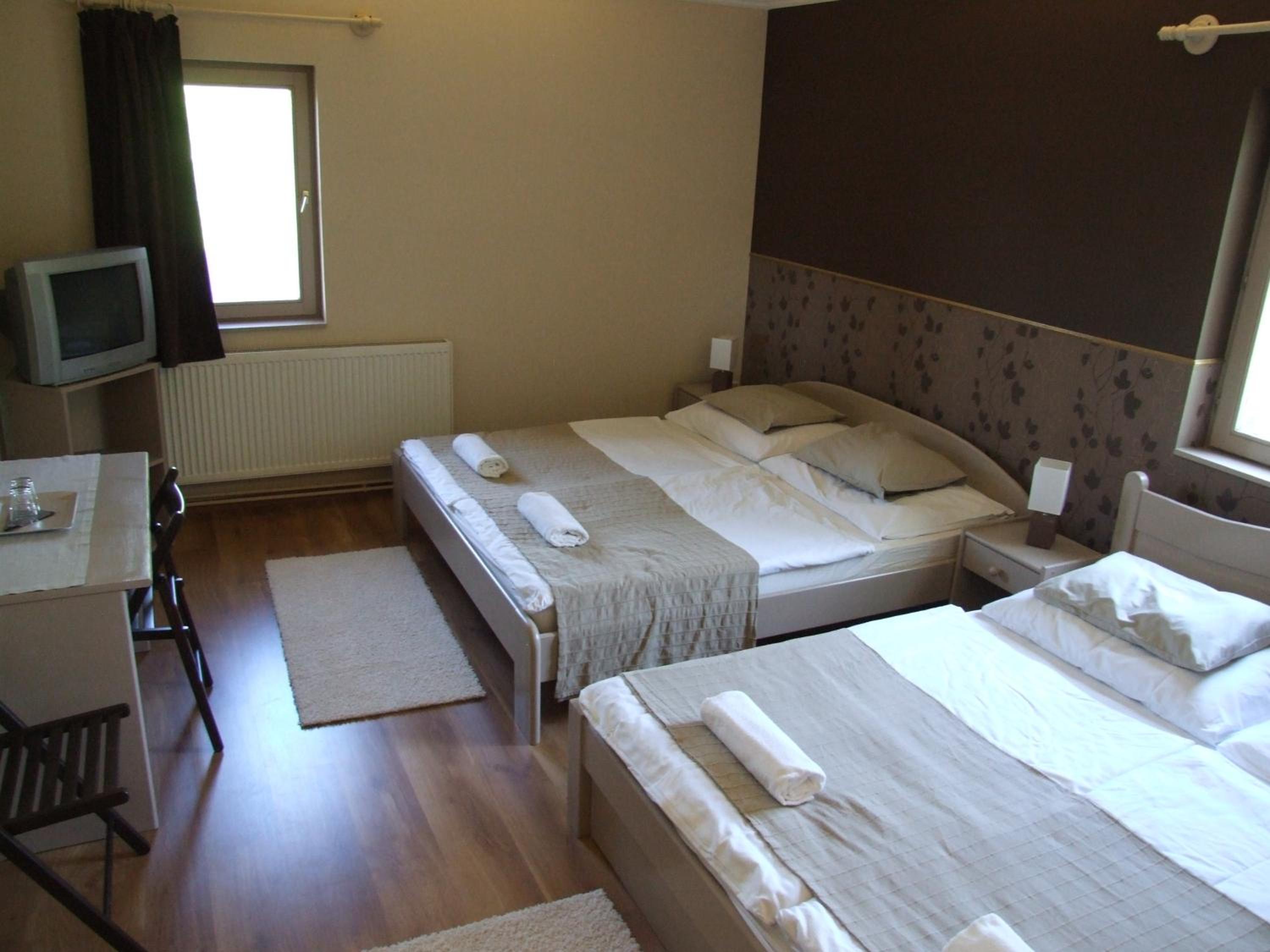 Quadruple Room with Bathroom - Photo 10