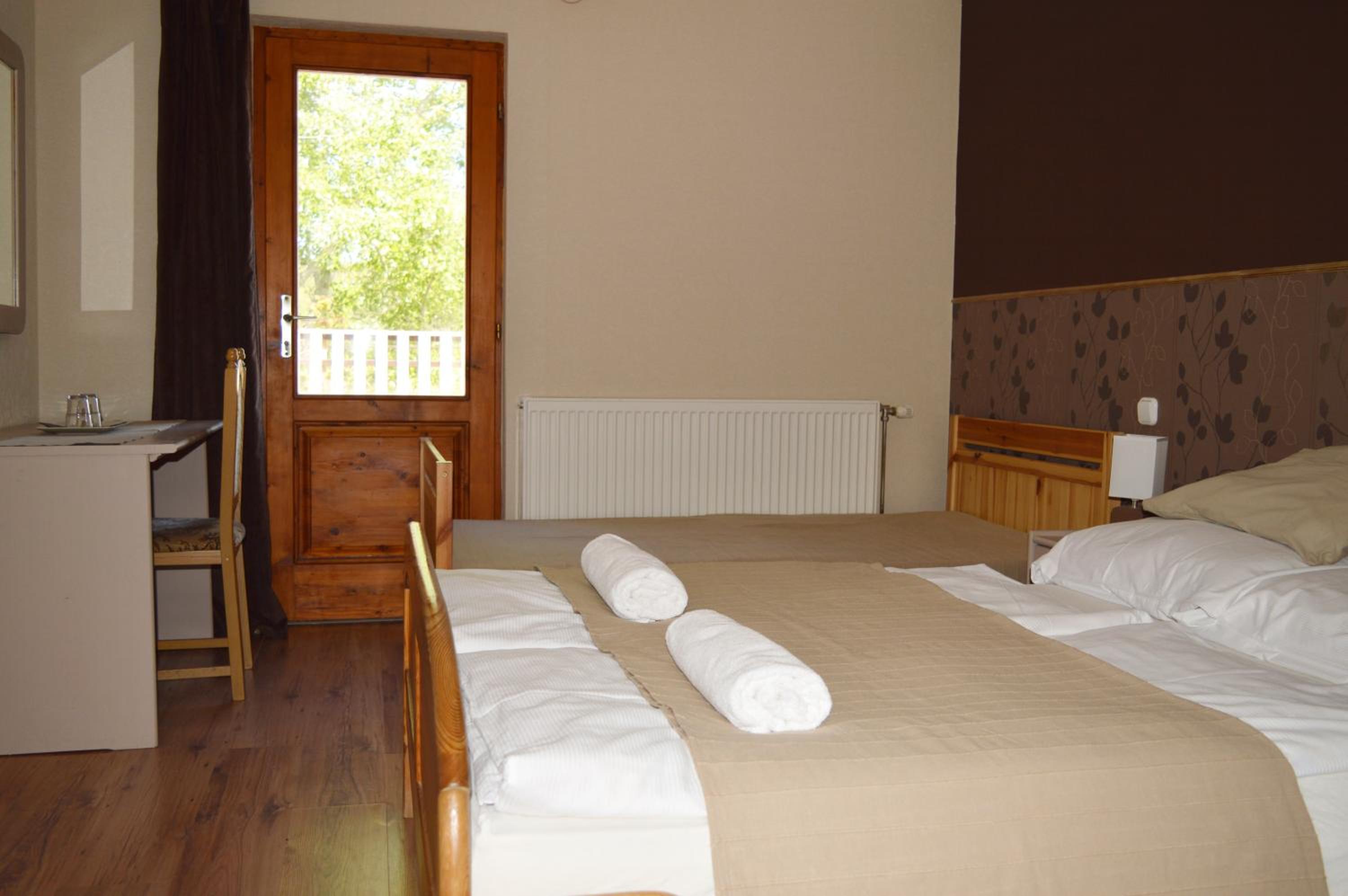 Triple Room with Private Bathroom - Photo 10
