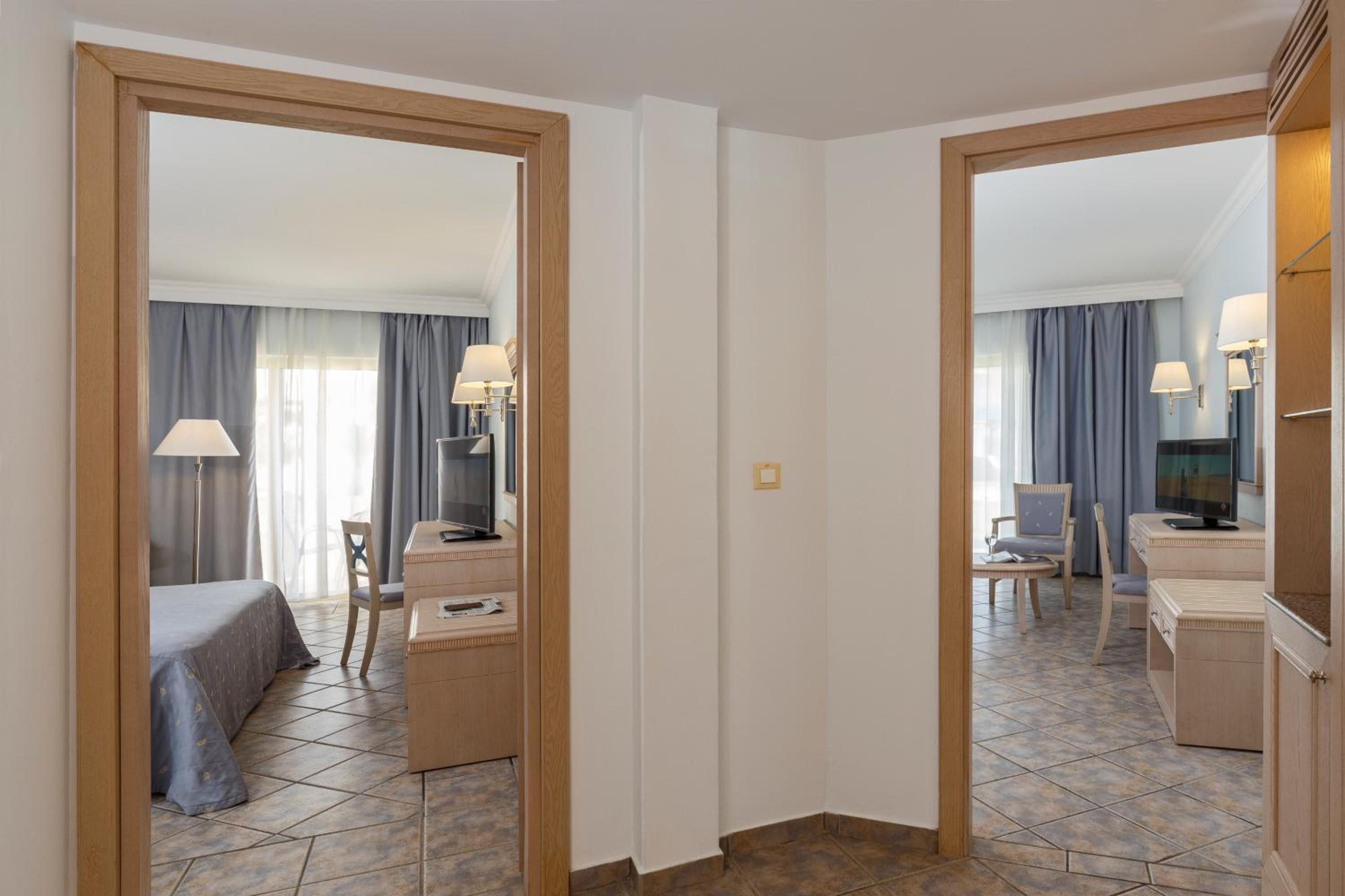 Family Suite With 2 Seperate Bedrooms photo 3