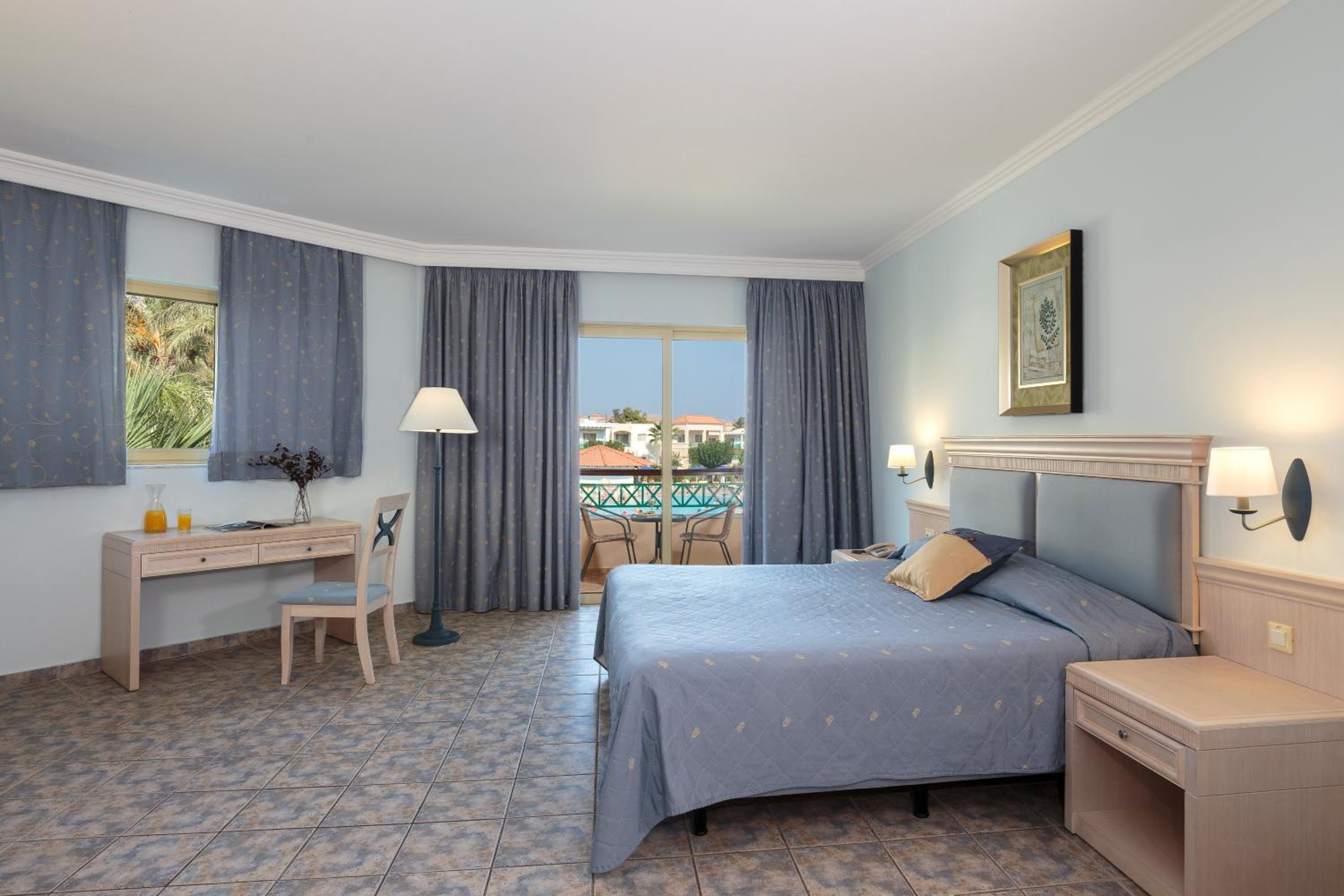 Family Suite With 2 Seperate Bedrooms photo 2