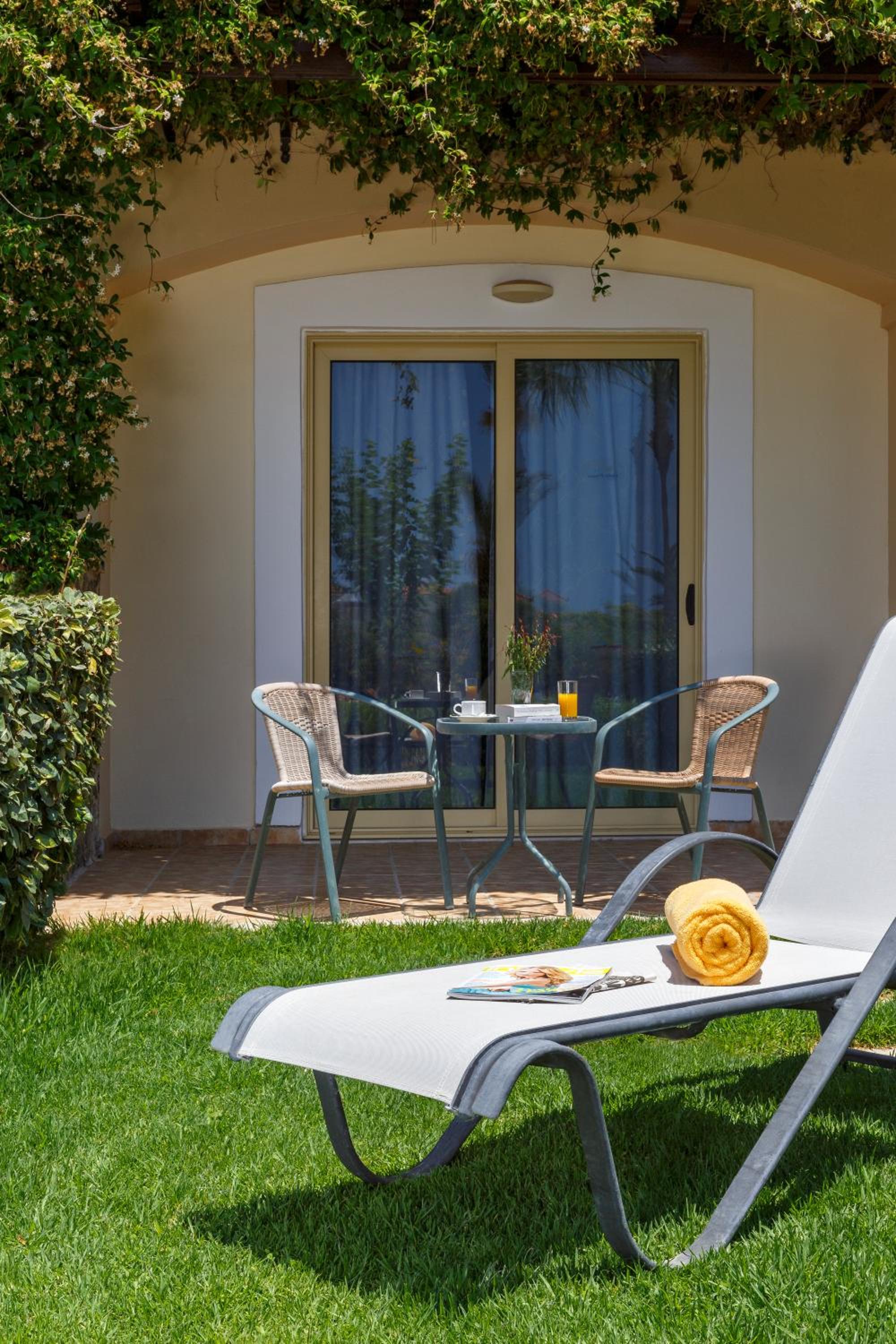 Superior Family Room Garden View photo 2