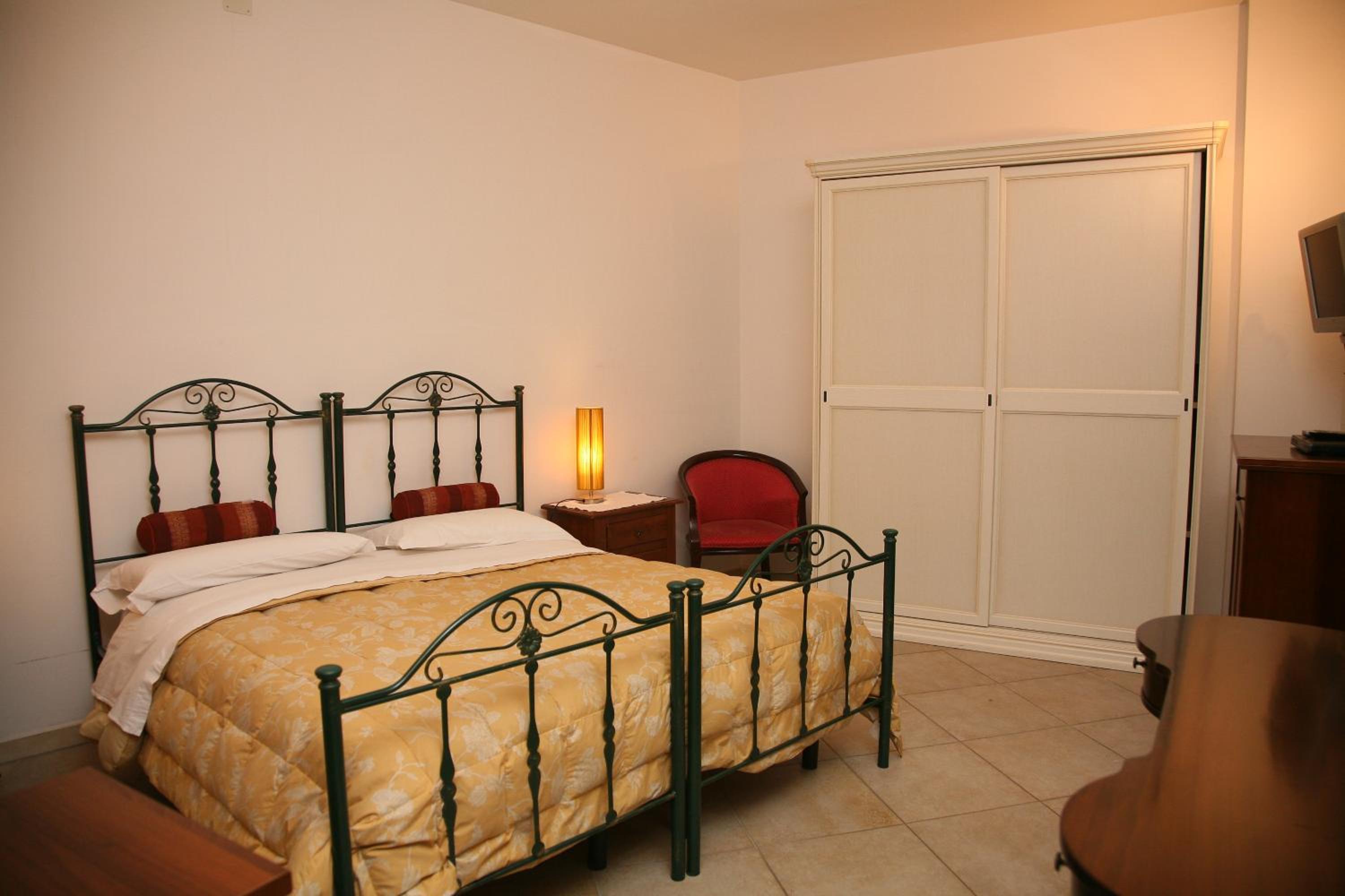 Double Room with Private Bathroom photo 1
