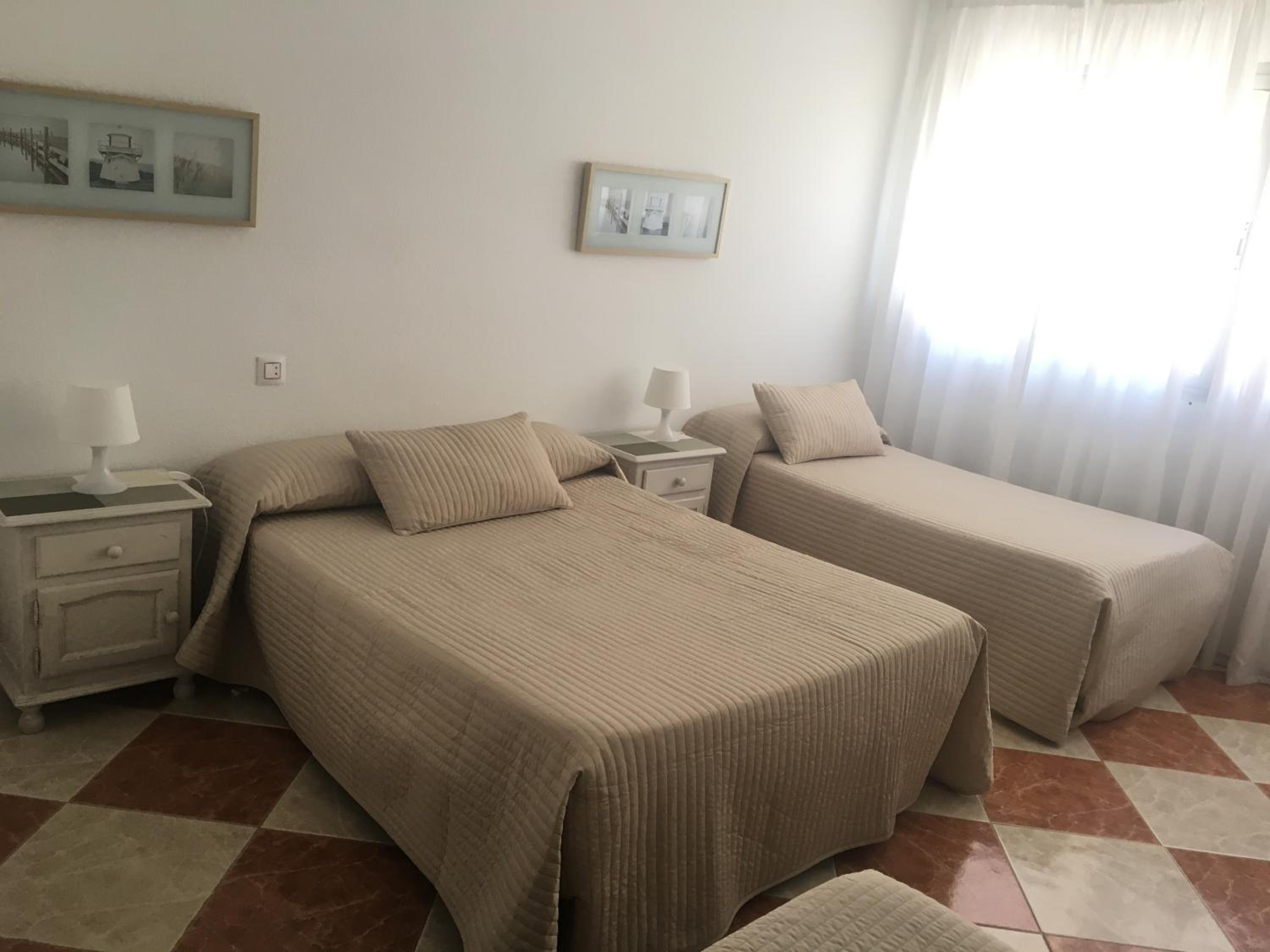 Habitación Triple con Baño Privado (3 Adultos)