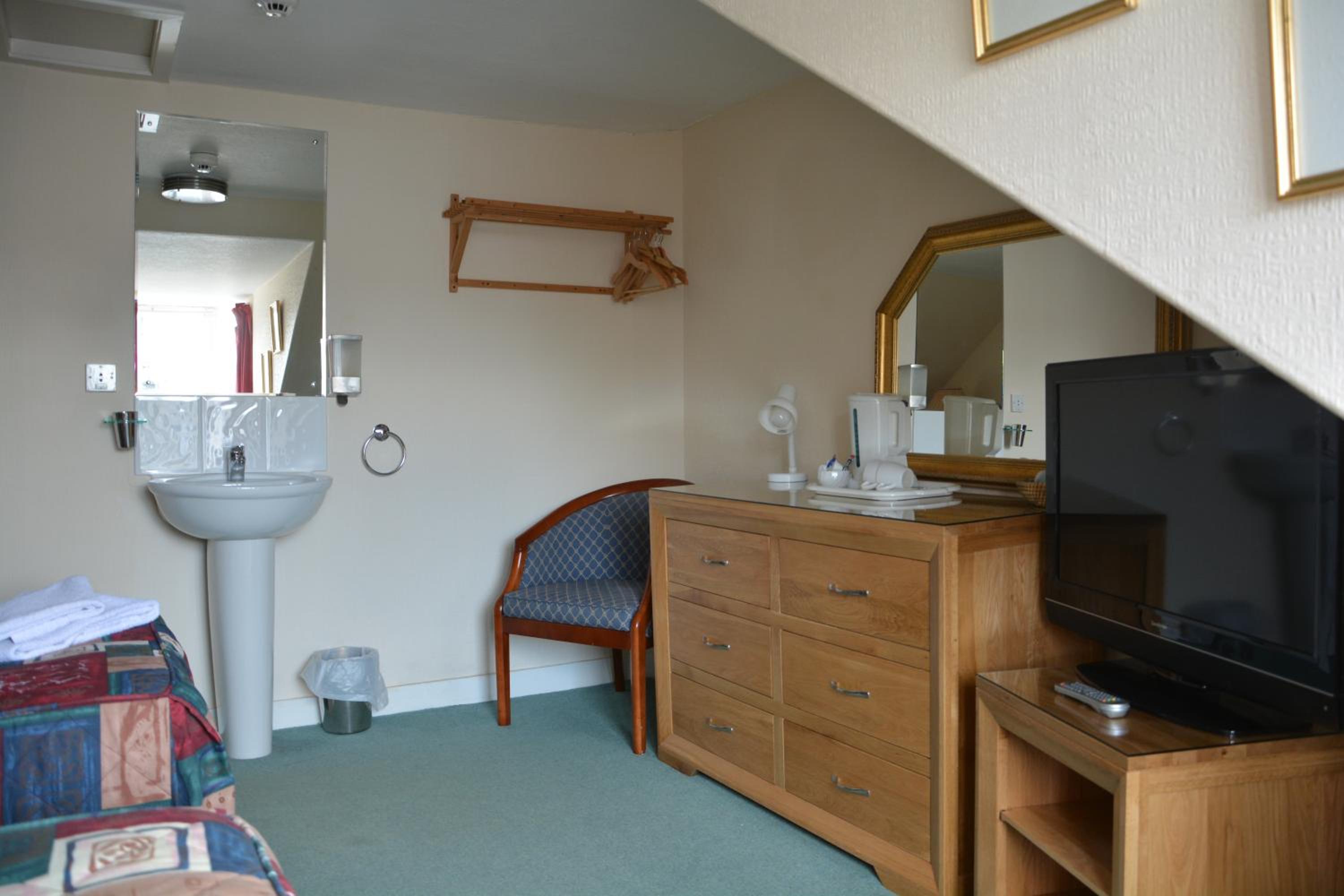 Standard Twin Room with Shared Bathroom photo 2