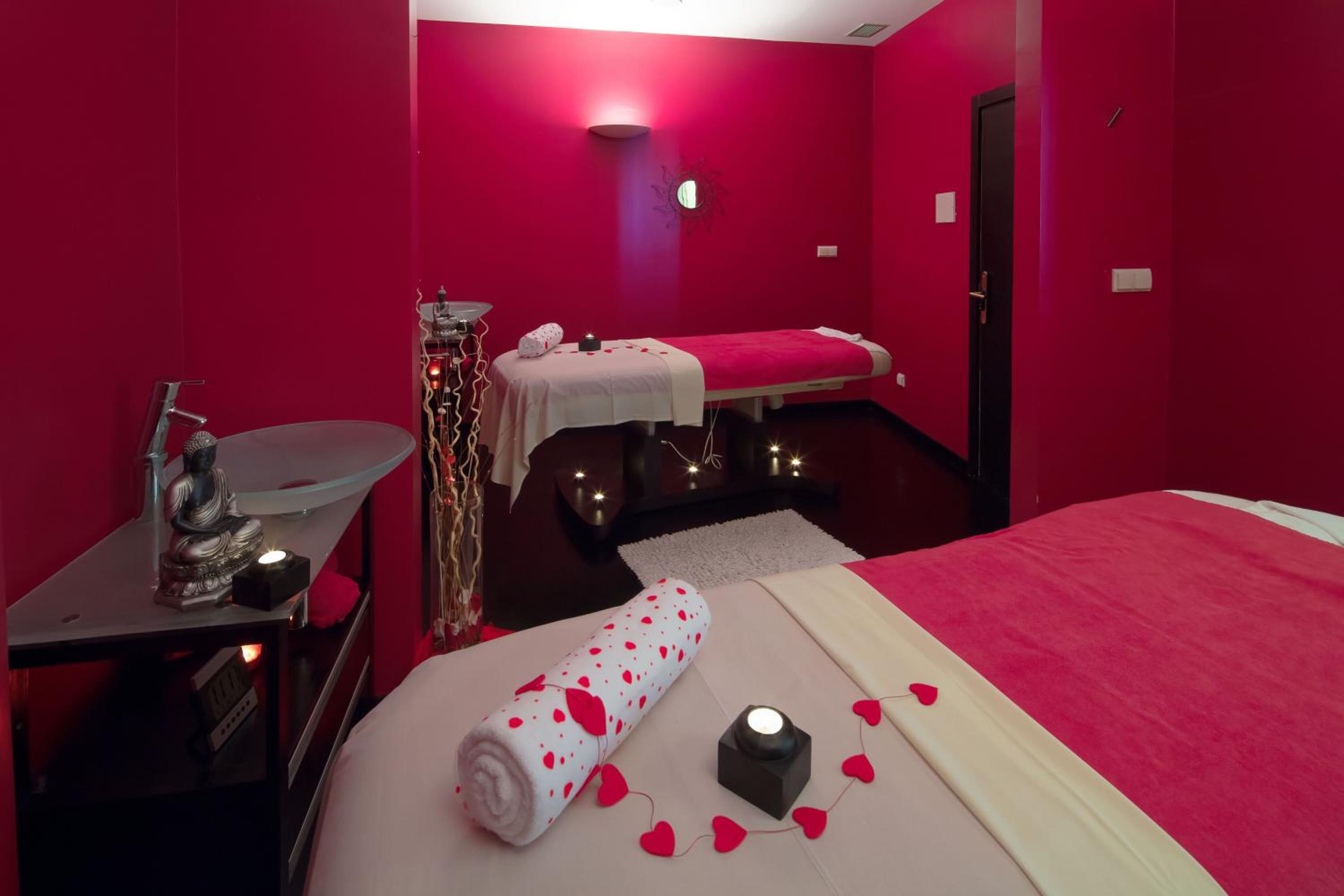 Suite with Spa Access - Photo 1