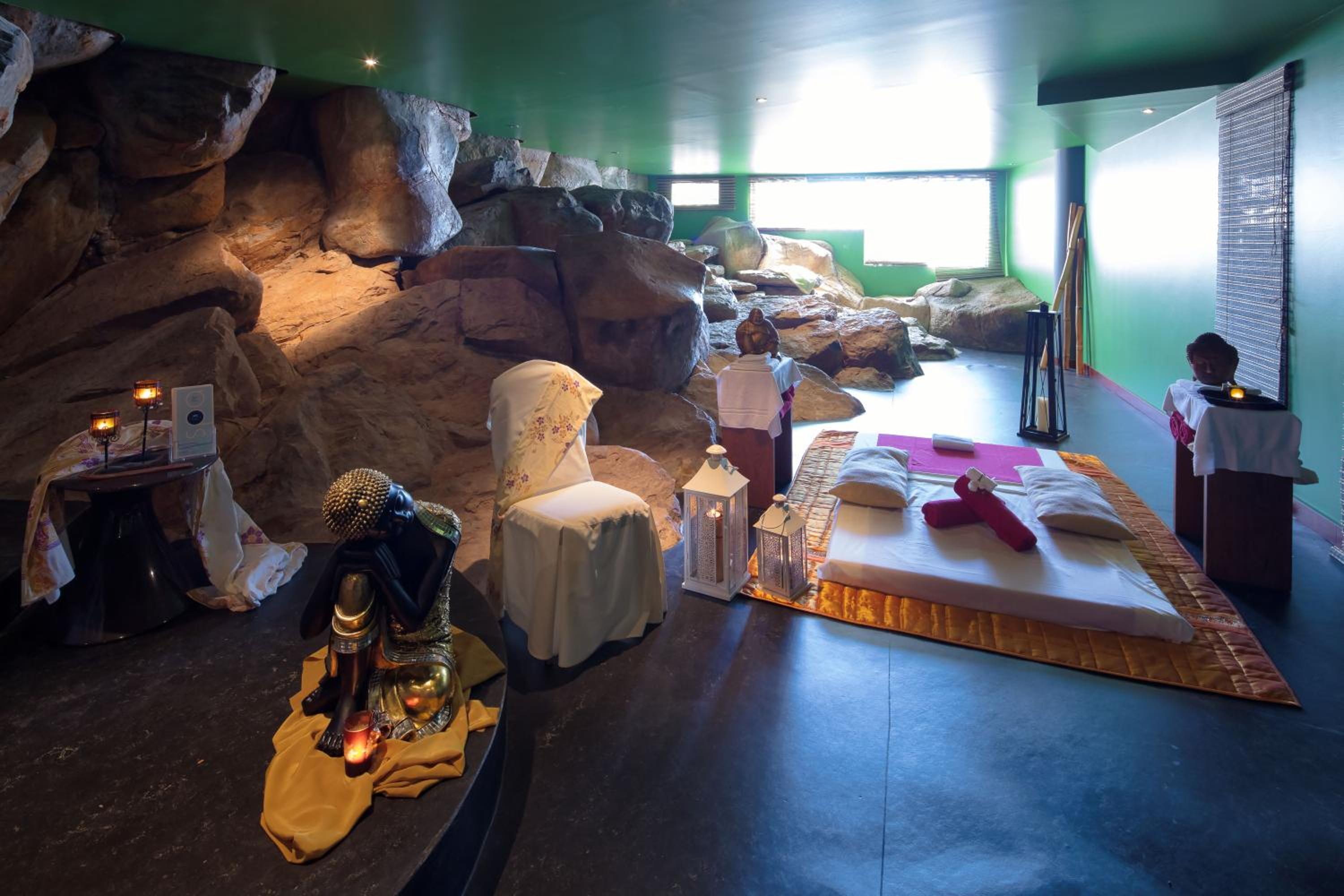 Suite with Spa Access - Photo 4