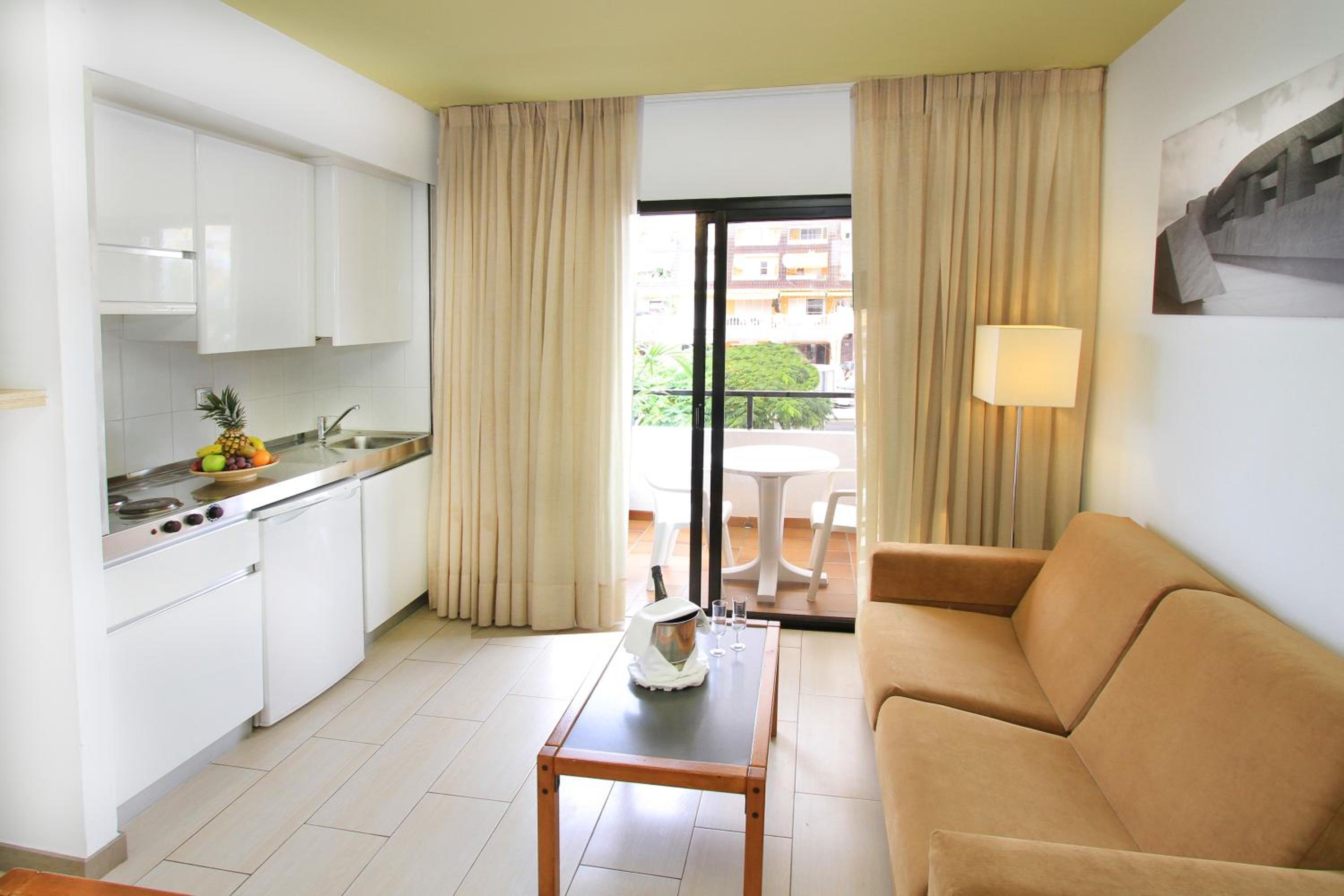 Studio with Balcony (2 Adults) - Photo 31