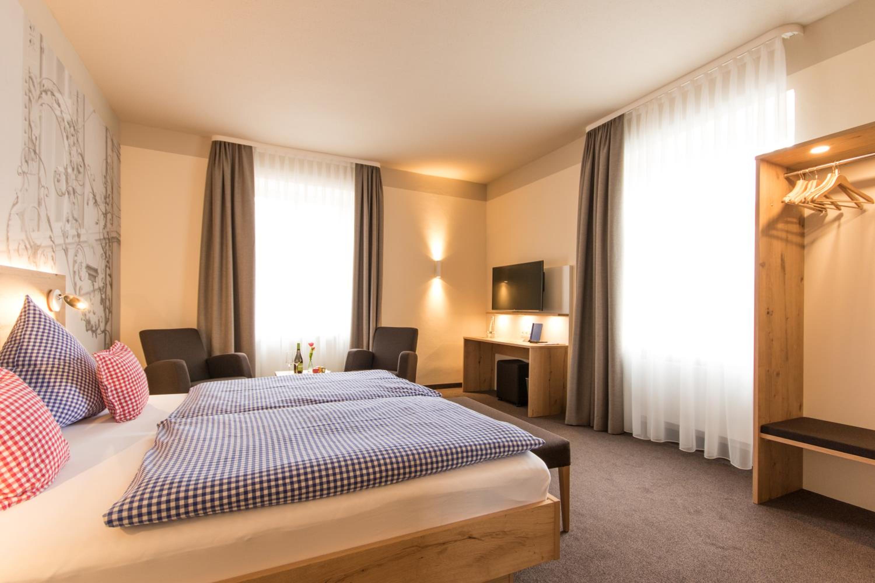Large Double Room - Photo 6
