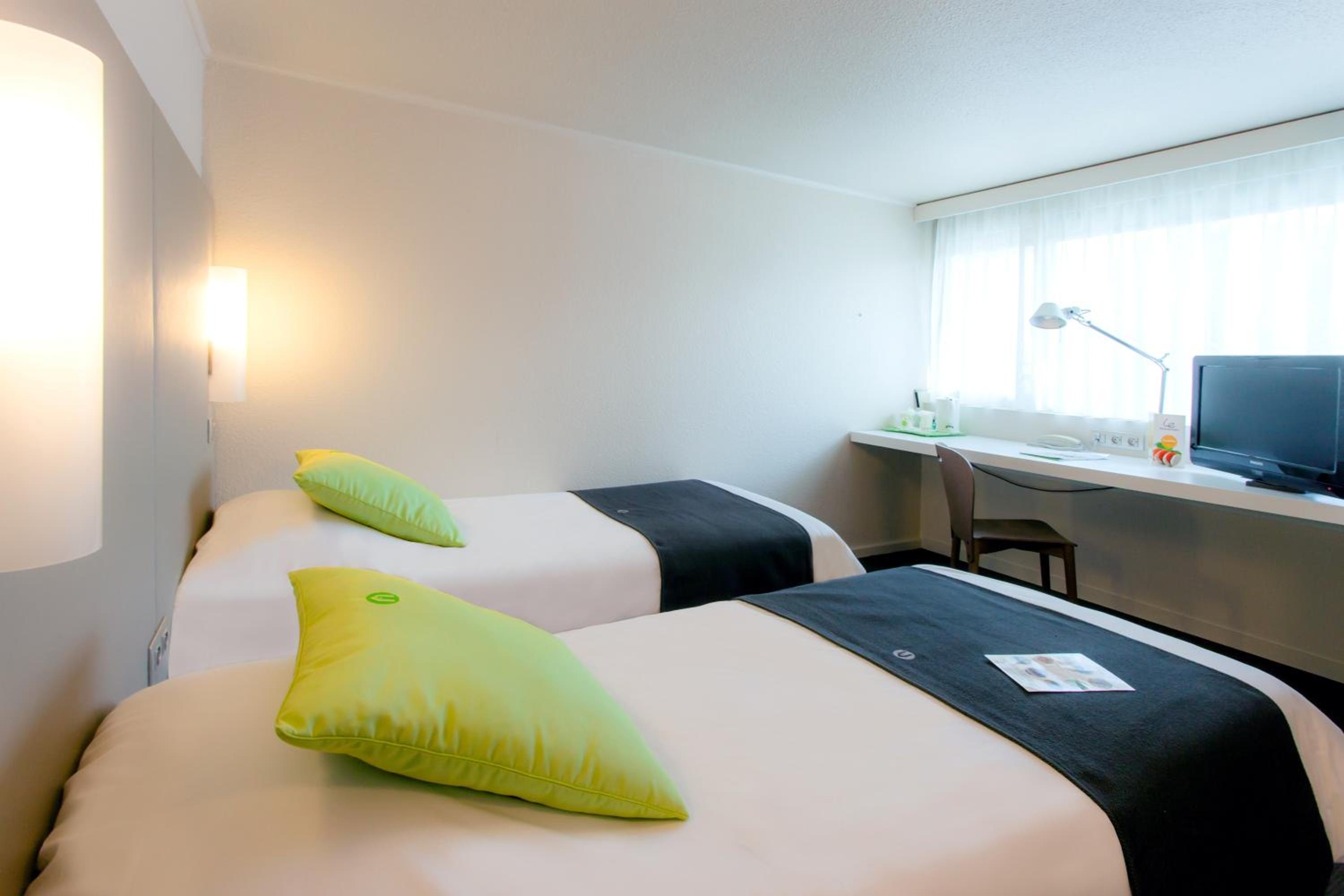 Standard Twin Room - Photo 1
