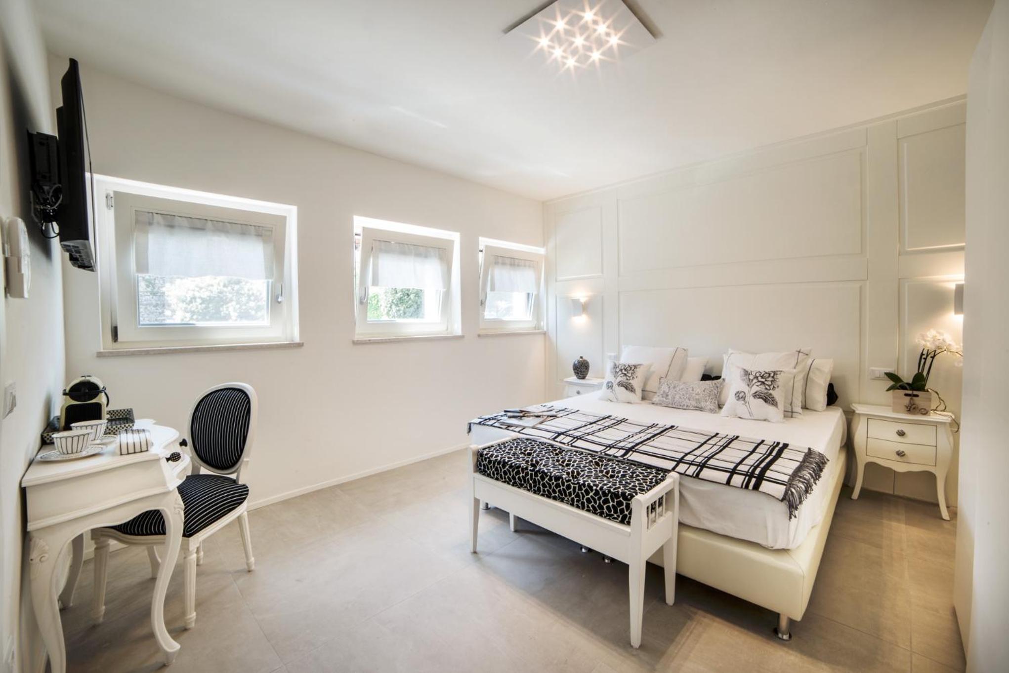 Double or Twin Room with City View photo 2