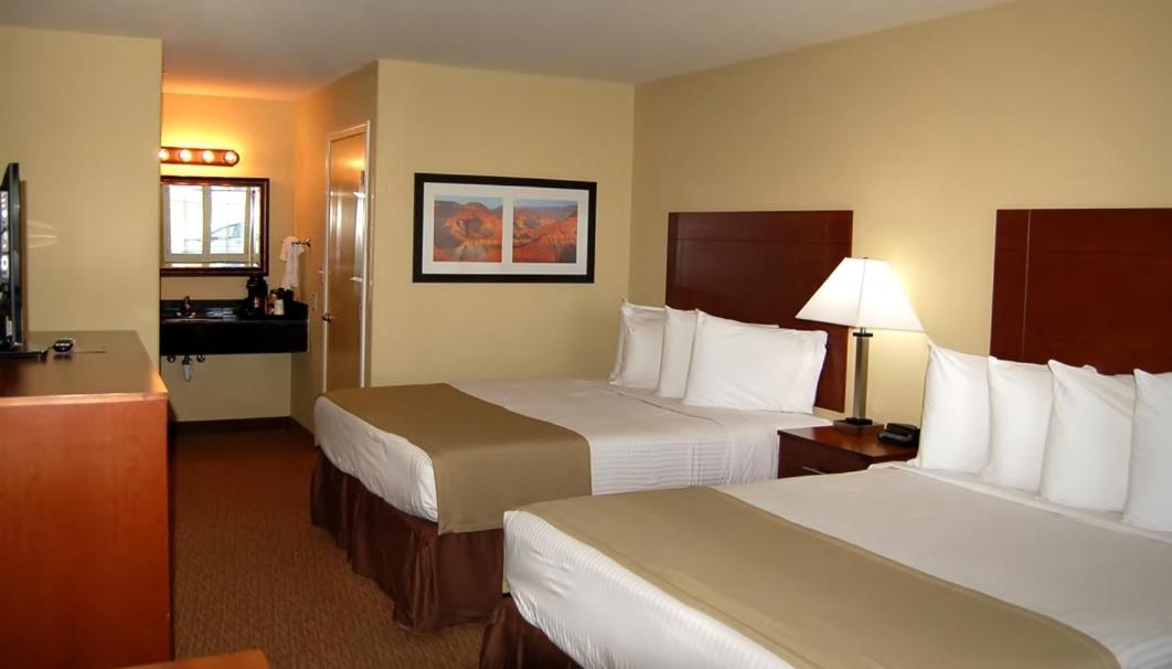 Queen Room with Two Queen Beds - Photo 2