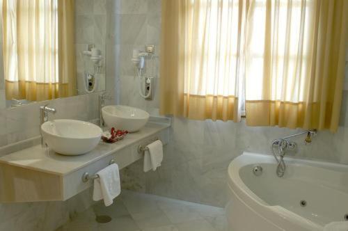Double or Twin Room - Photo 2