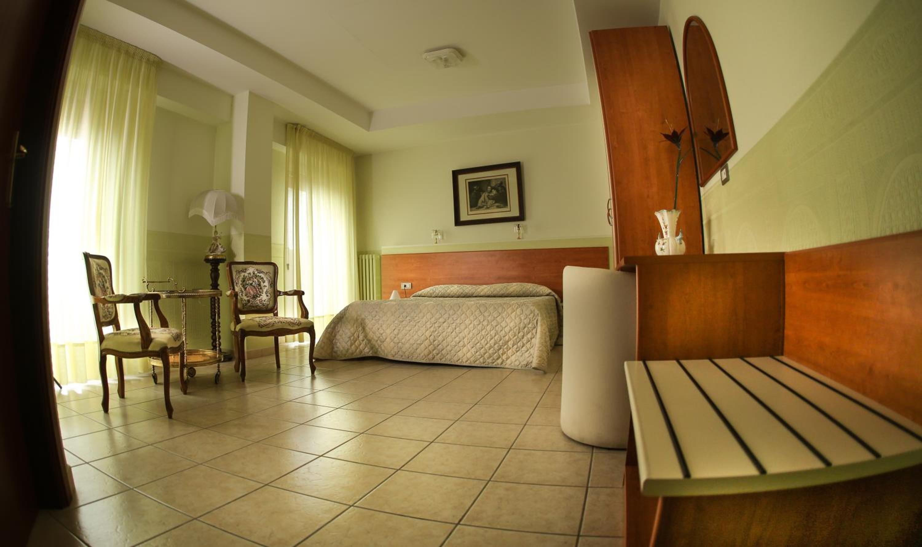 Large Double Room photo 1