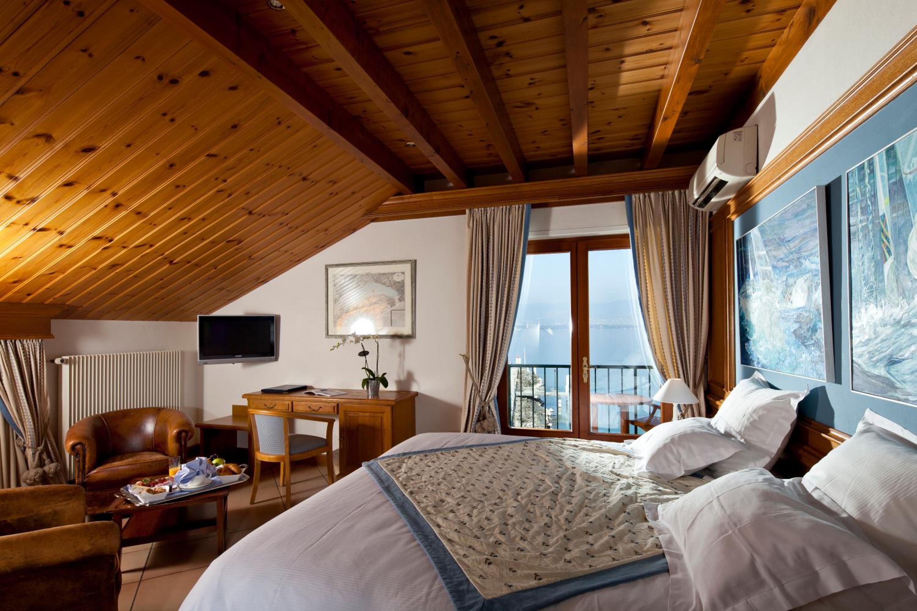 Junior Suite with Lake View