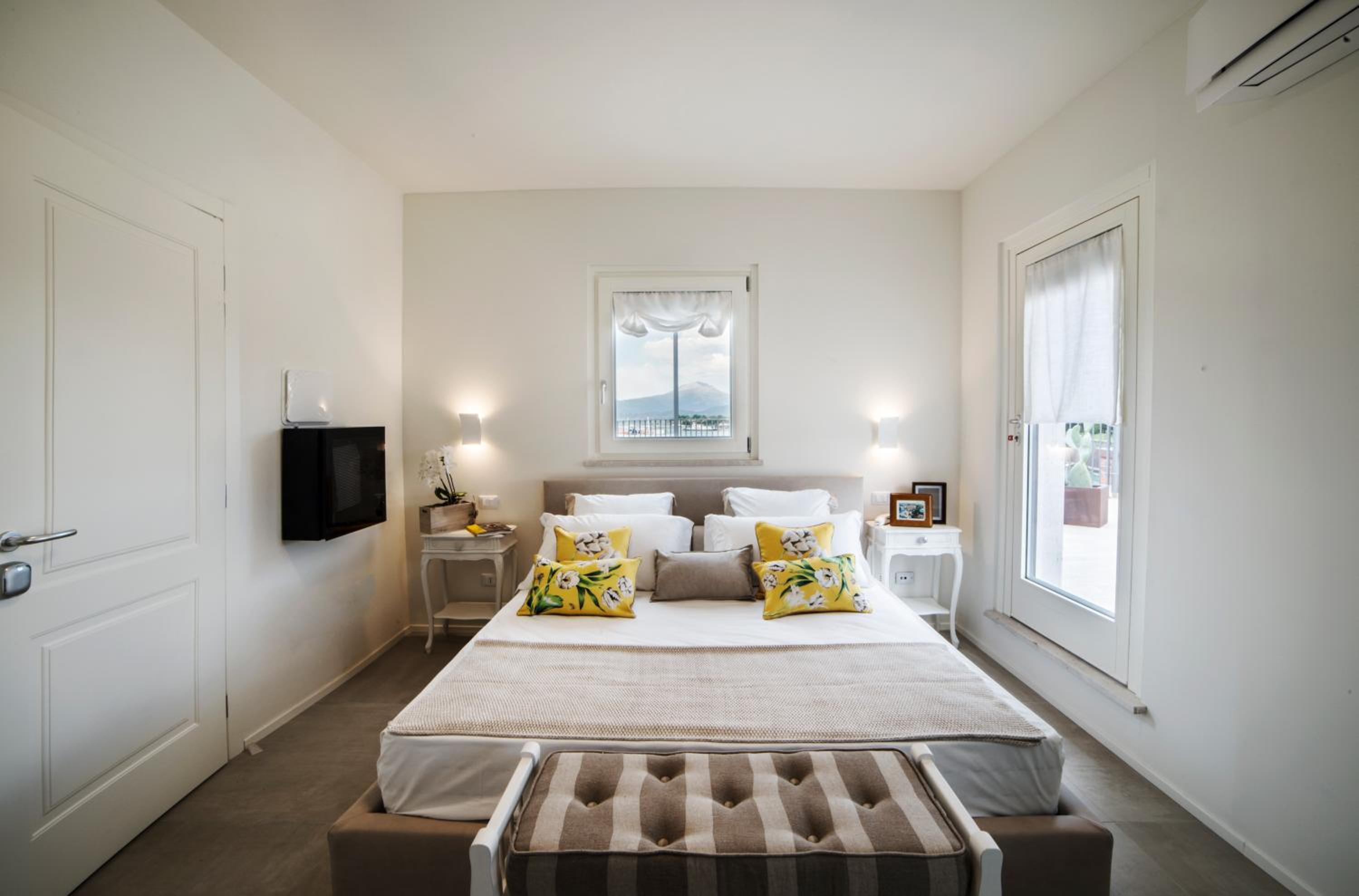 Deluxe Double Room with Terrace and Lake View