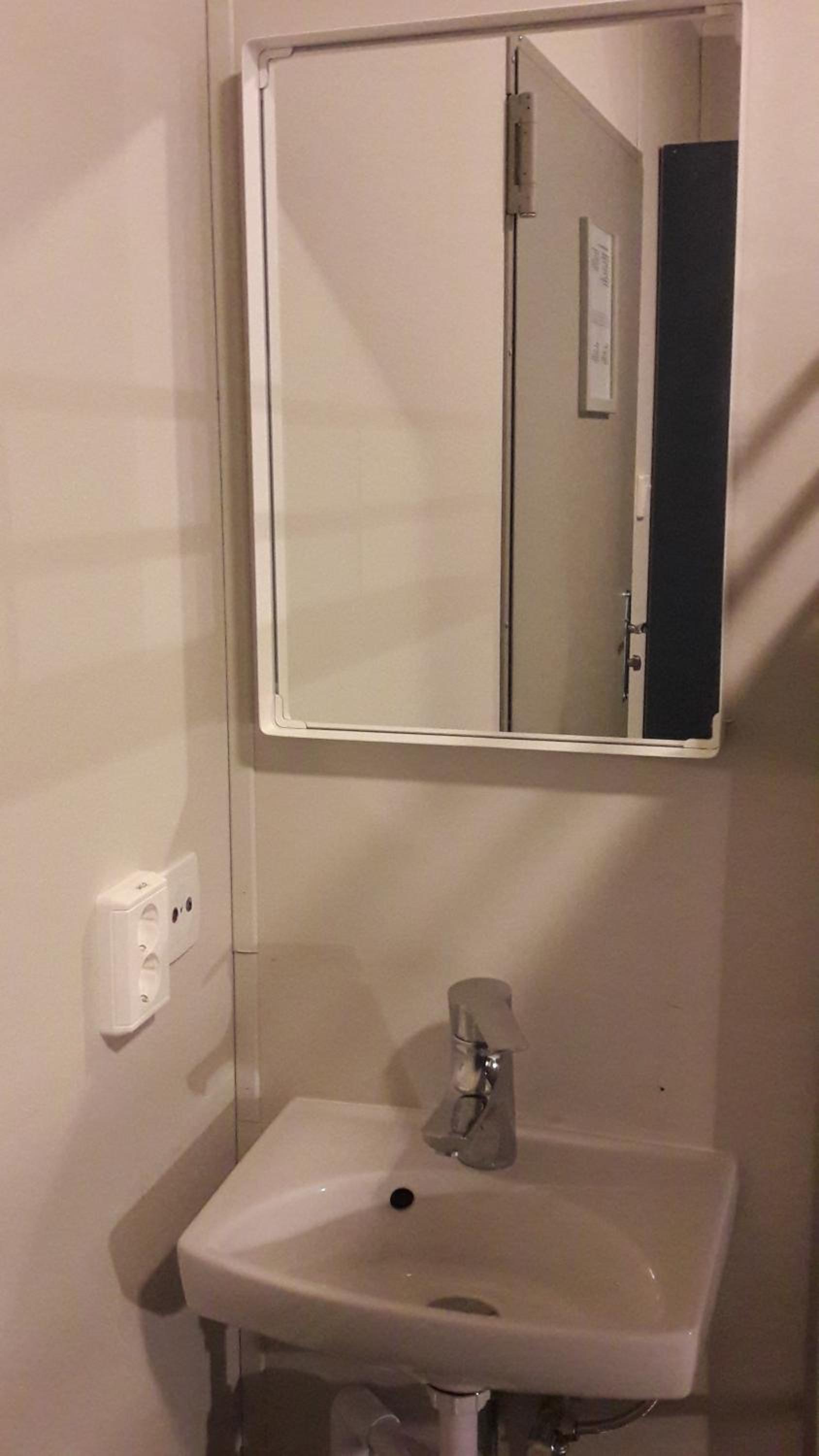 Twin Room with Shared Bathroom photo 2