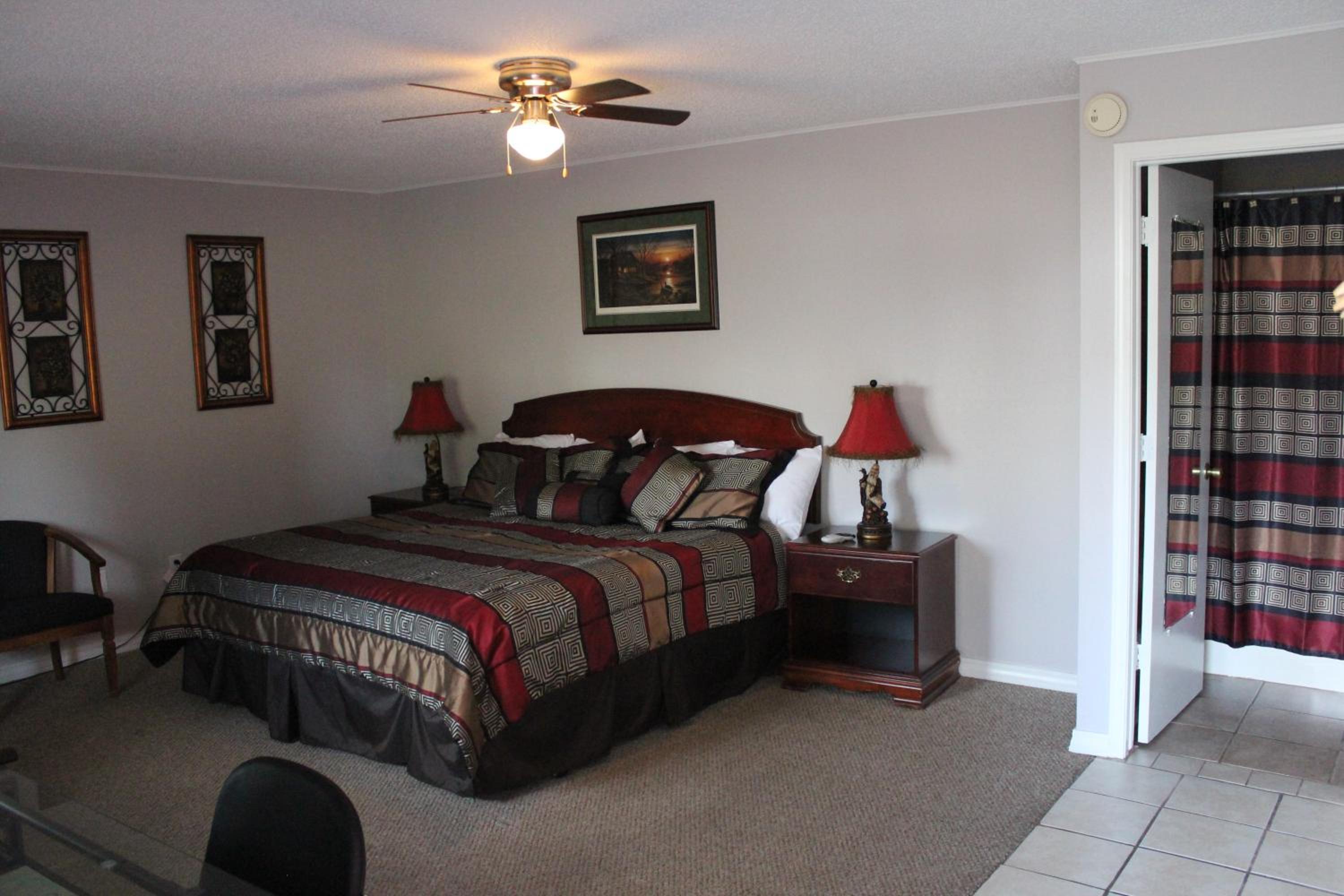Deluxe King Room - Photo 11