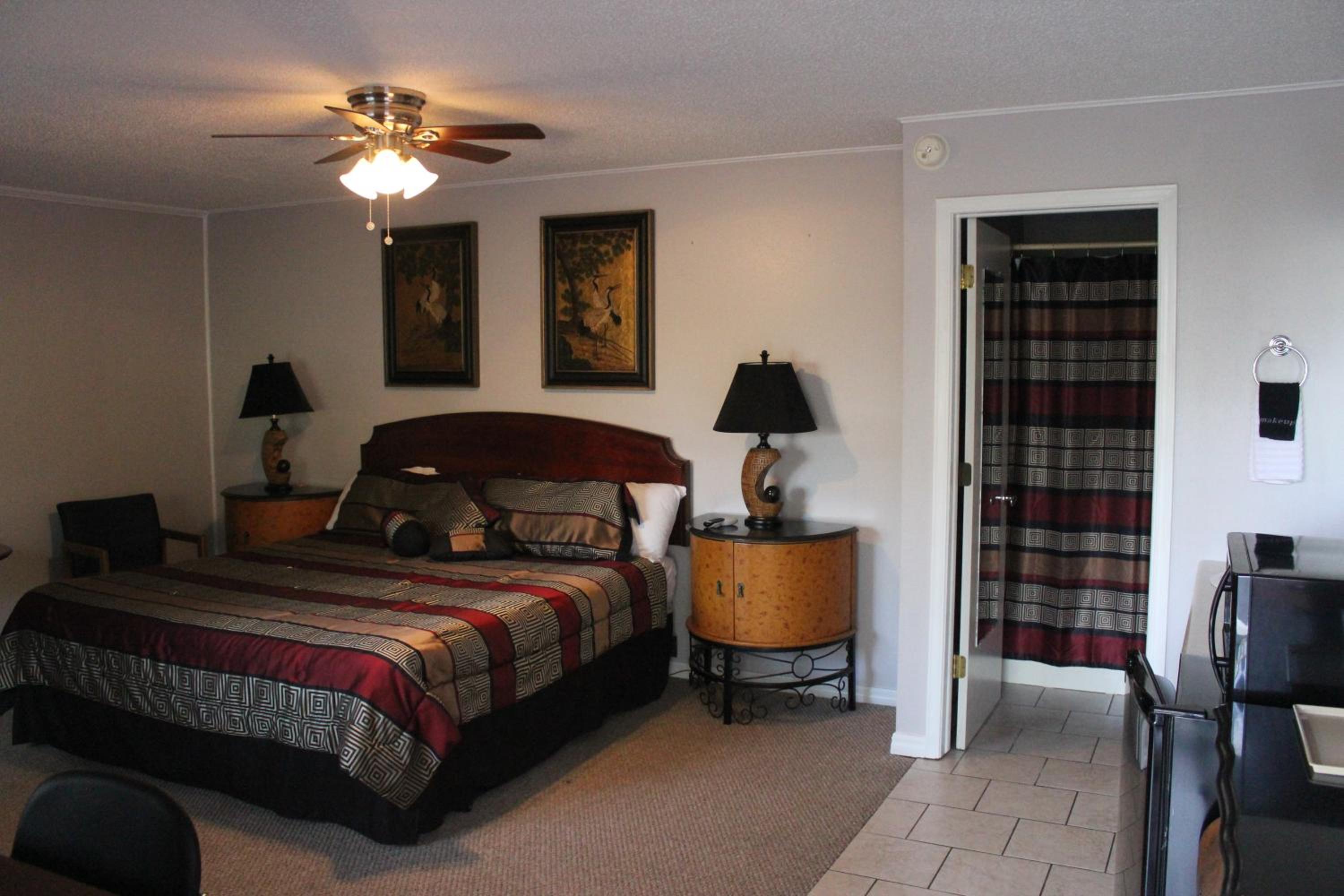 Deluxe King Room - Photo 7