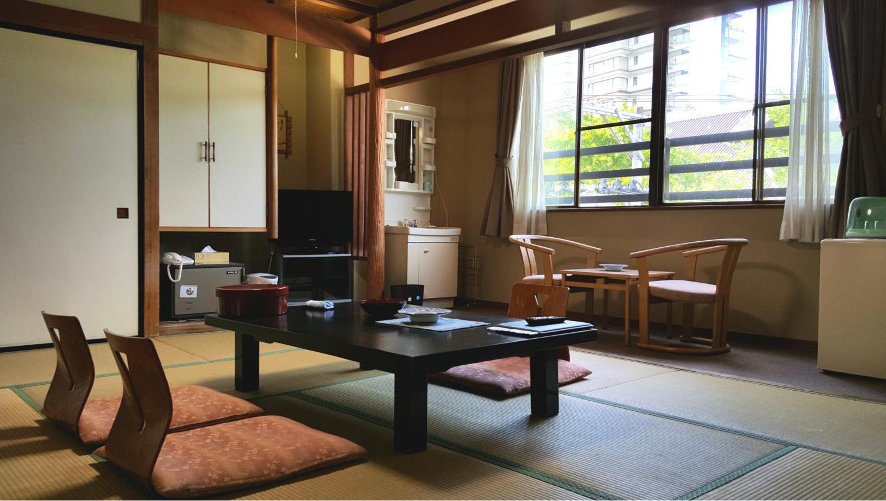 Japanese-Style Room with Private Bathroom and Toilet - Photo 3