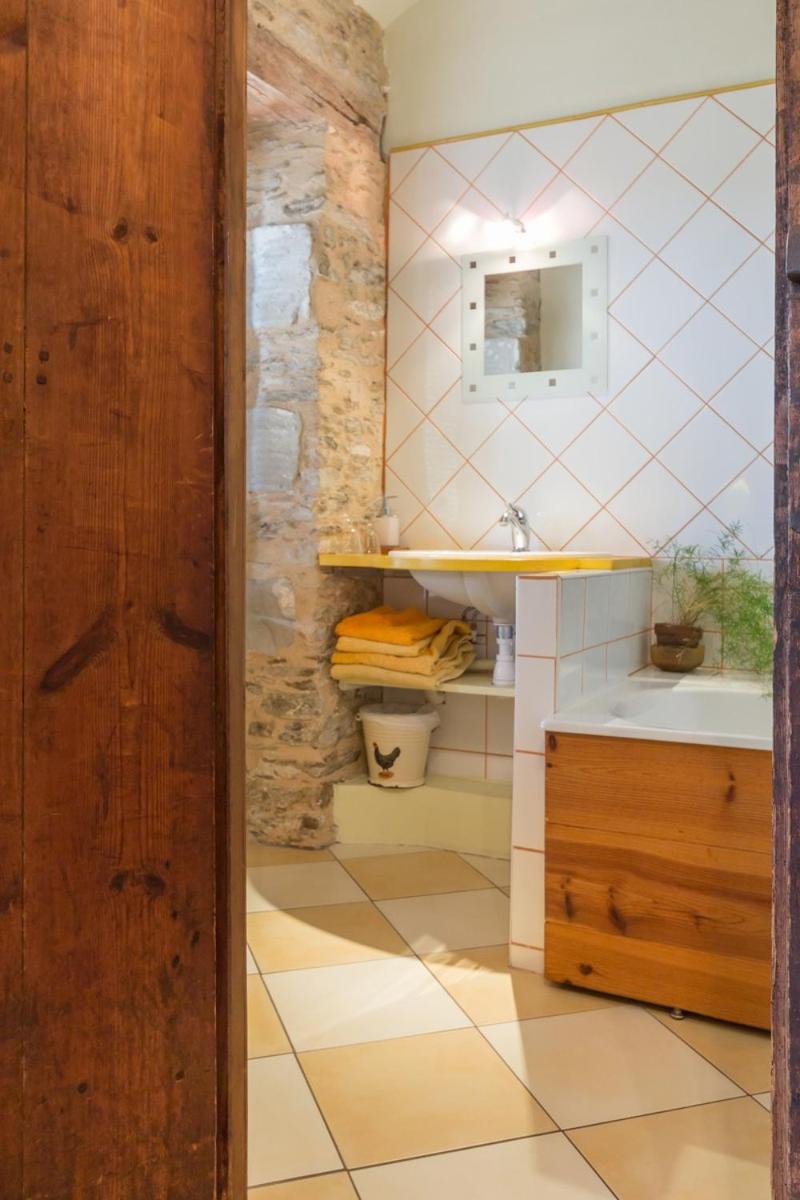 Double Room with Private Bathroom - Photo 13