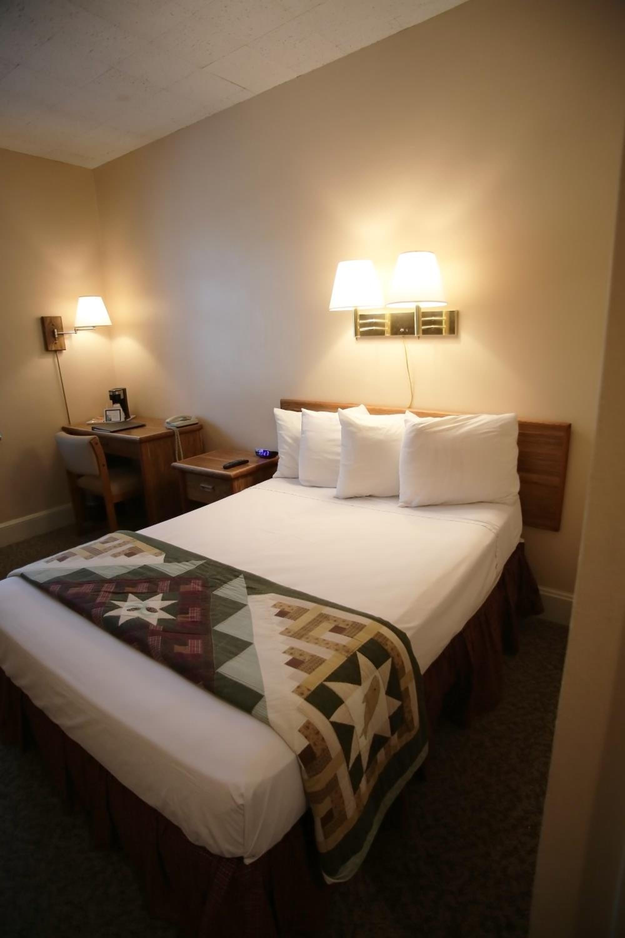 Standard Queen Room photo 3