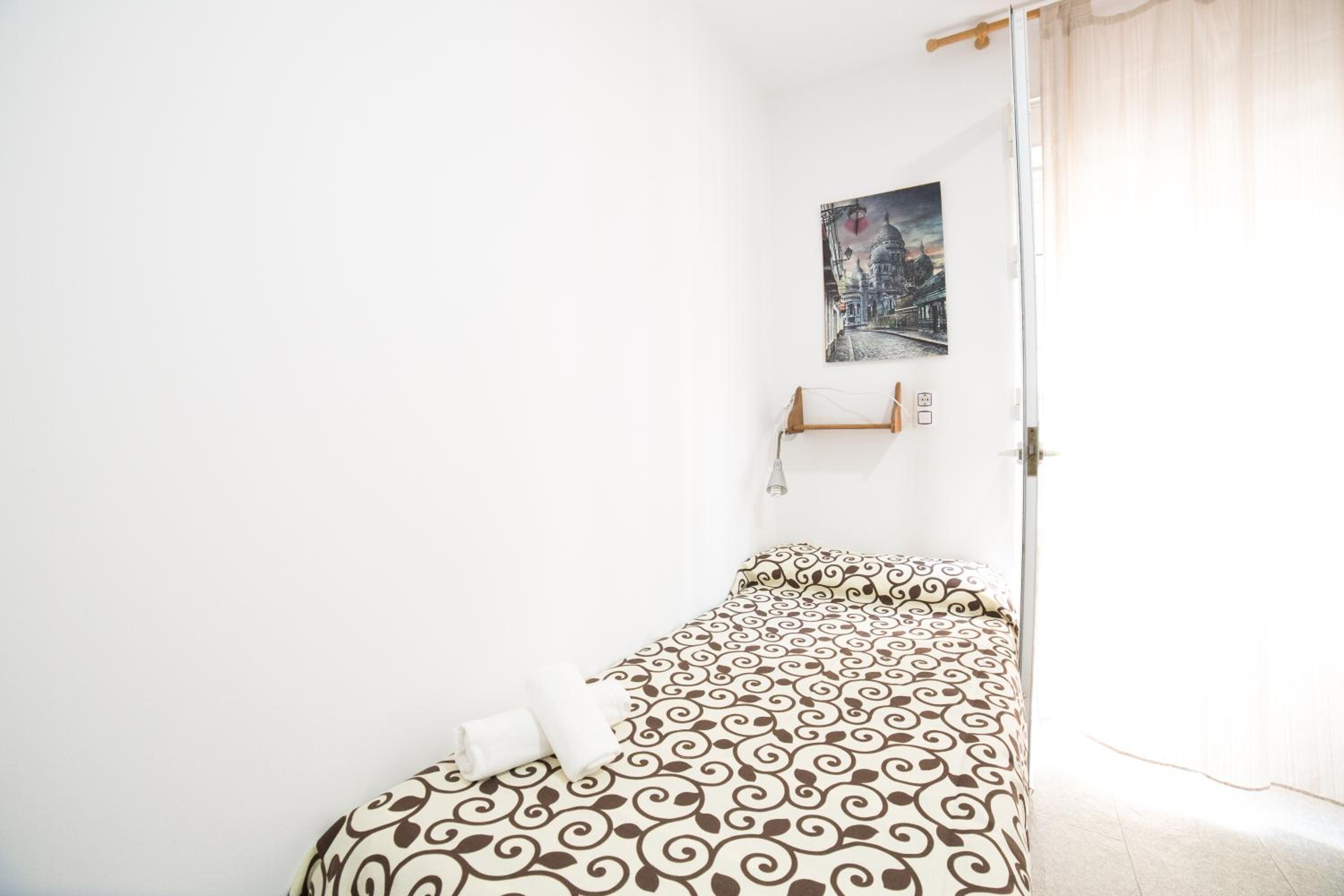 Twin Room with Private Bathroom photo 3