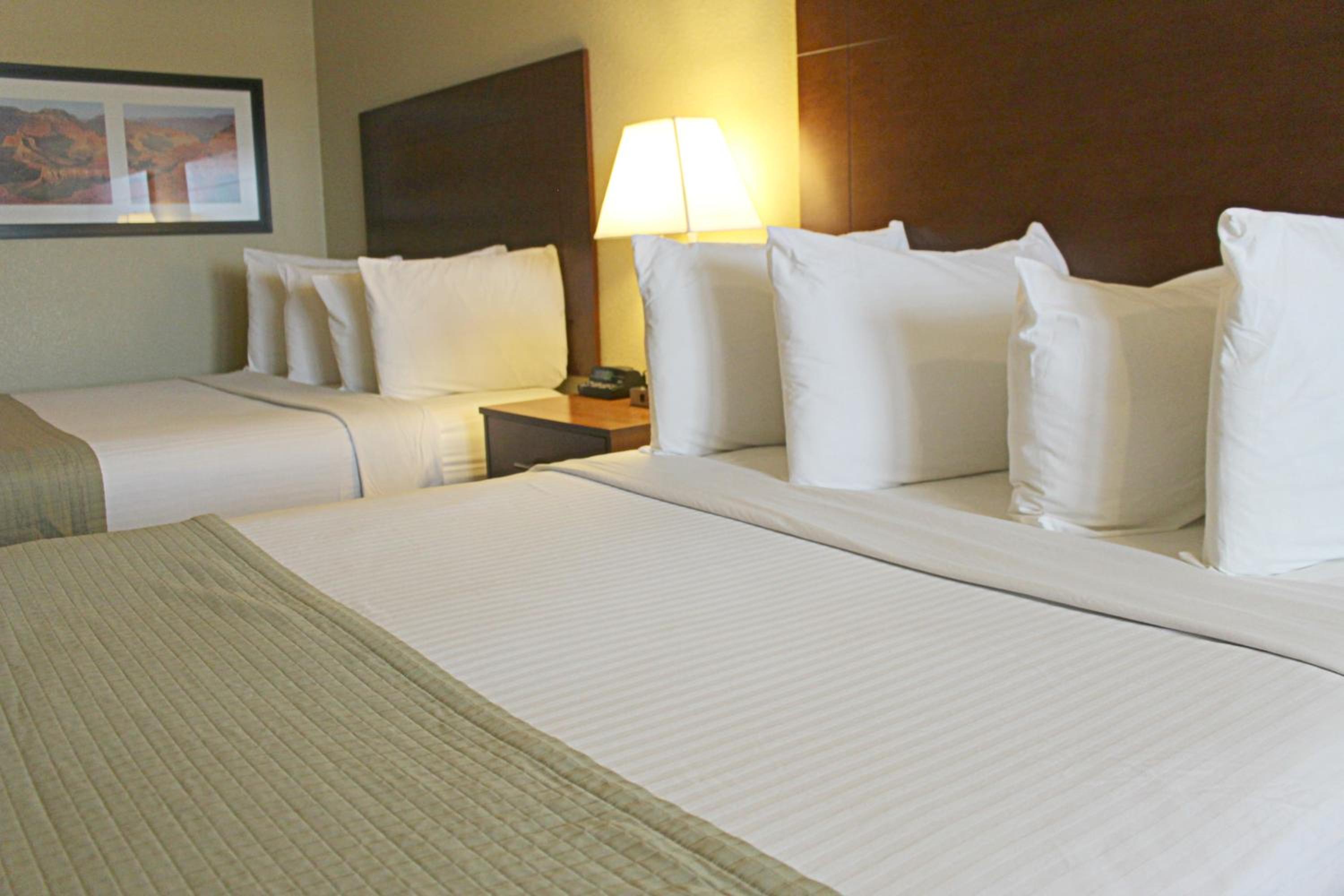 Queen Room with Two Queen Beds - Photo 3