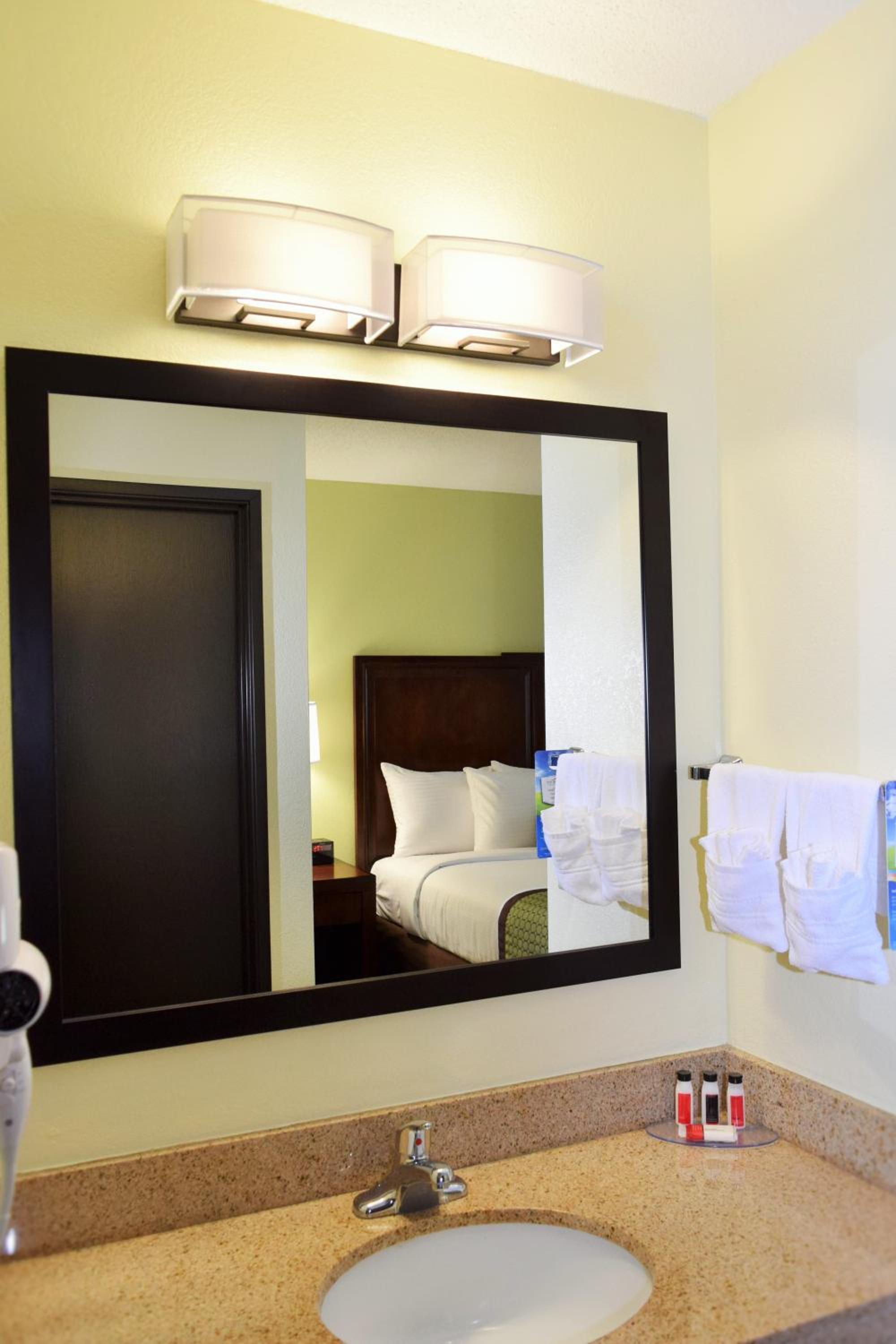 Deluxe Queen Room with Two Queen Beds - Non-Smoking - Photo 3