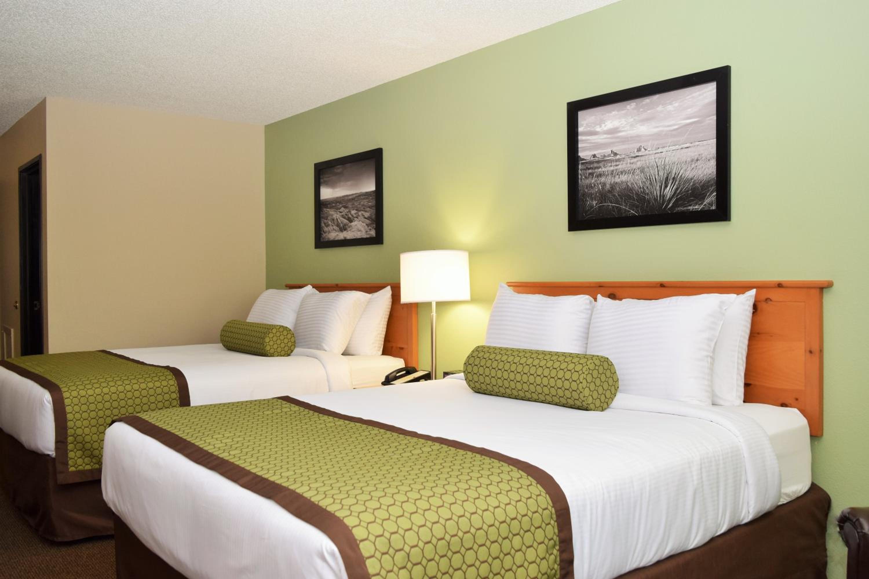 Deluxe Queen Room with Two Queen Beds - Non-Smoking - Photo 4