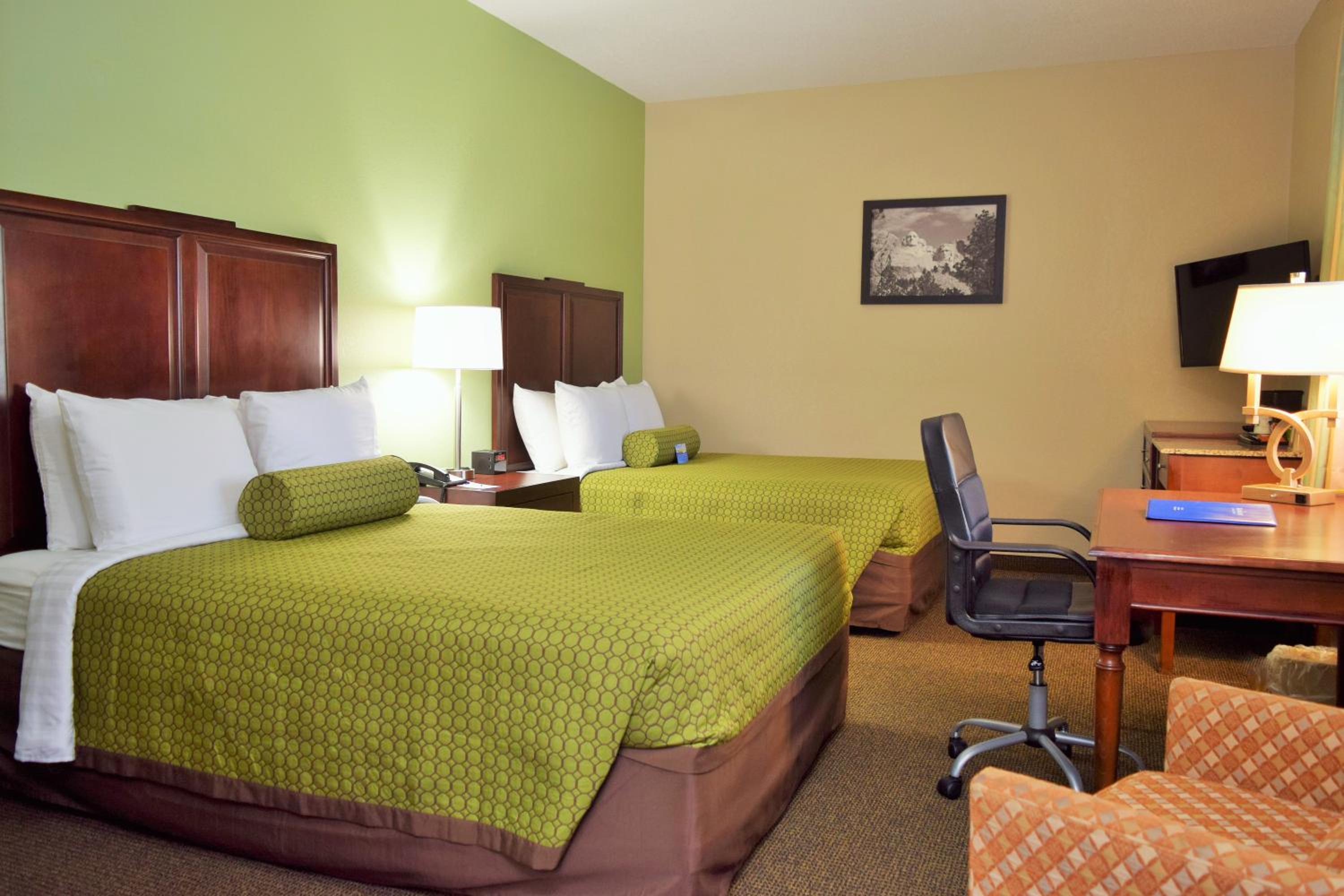 Queen Room with Two Queen Beds - Non-Smoking - Photo 1